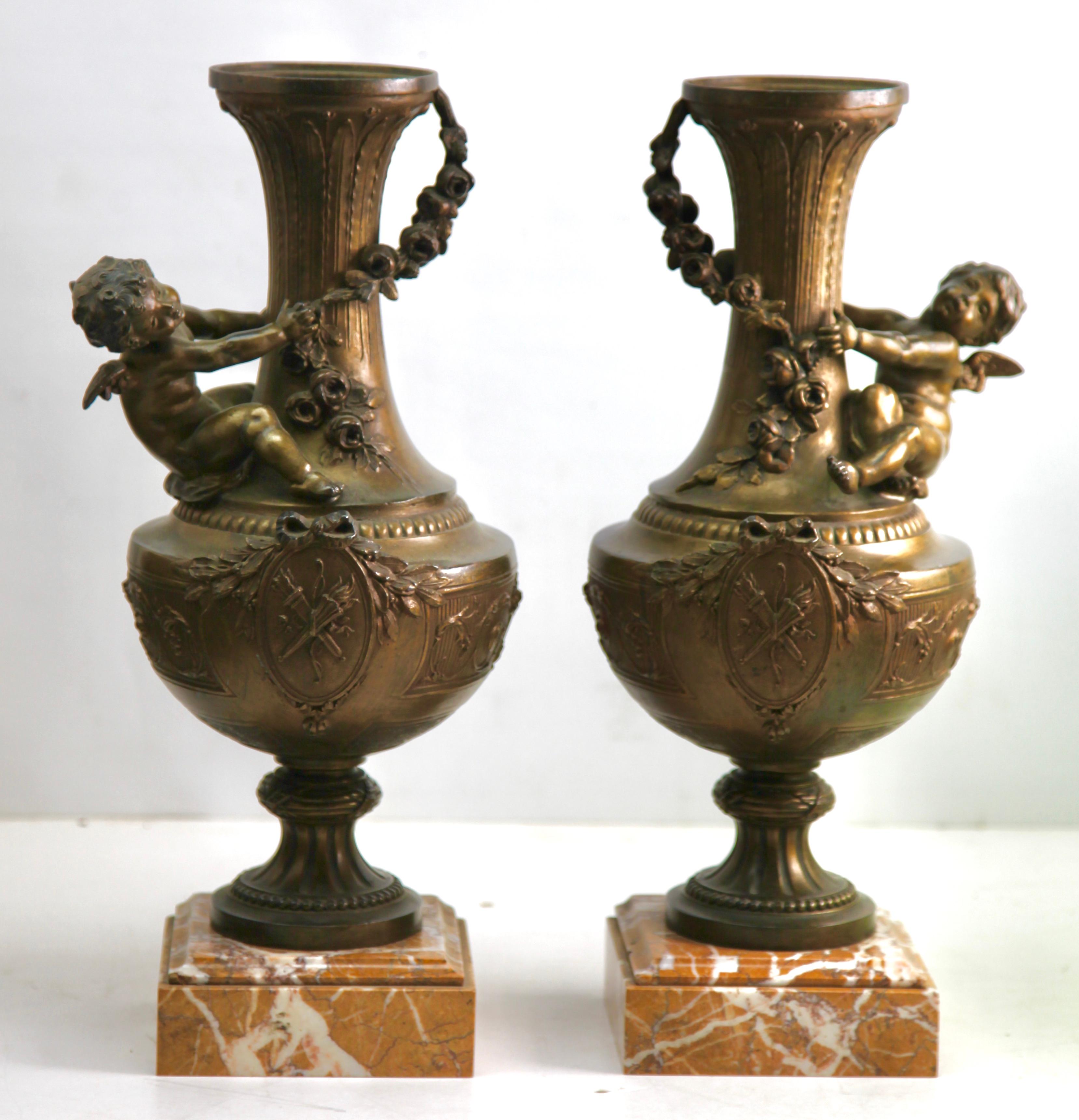 Paar verschnörkelte Vasen oder Lampen mit kleinen Engeln und reich verzierten Motiven (Französisch) im Angebot