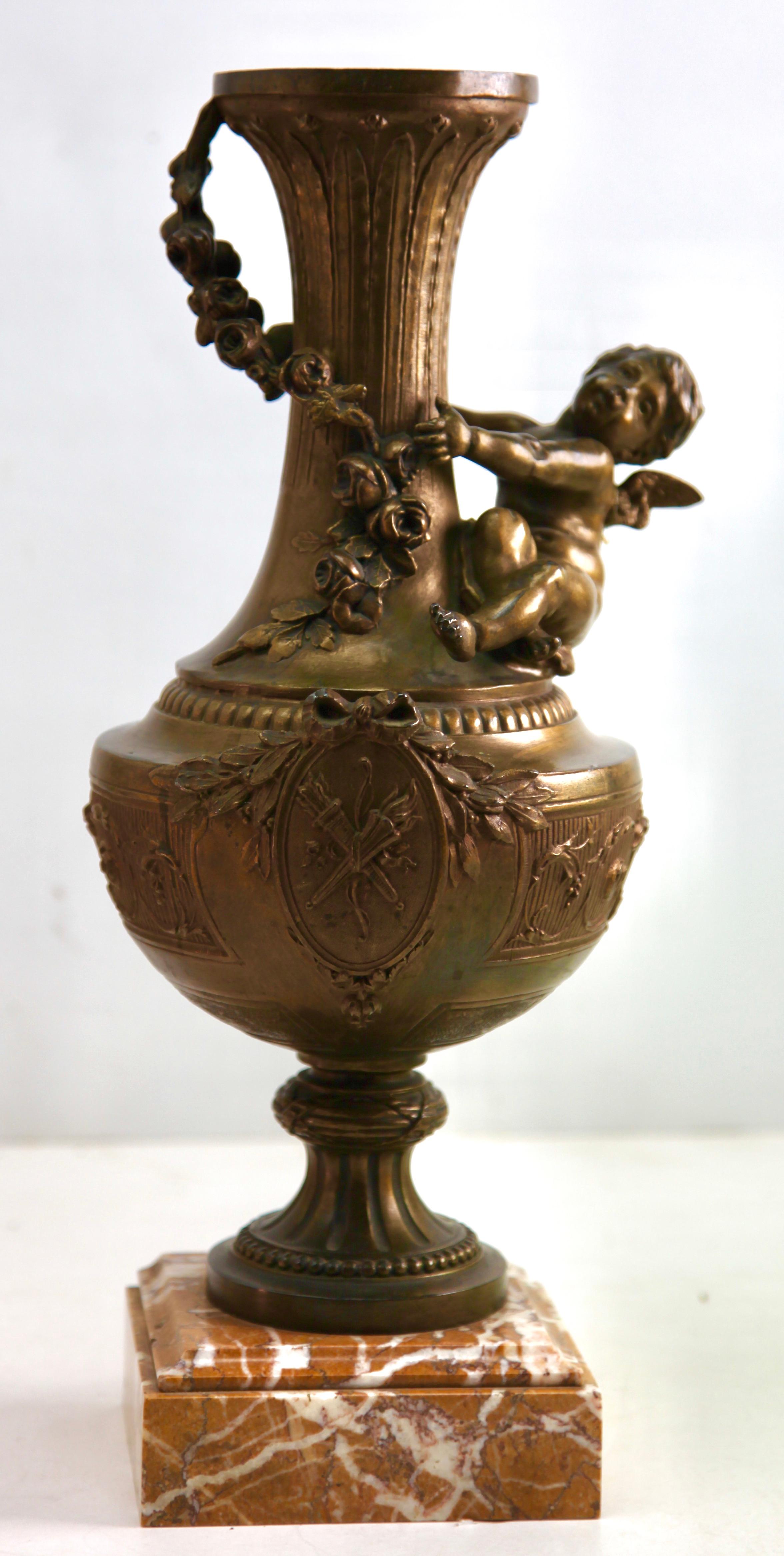 Paar verschnörkelte Vasen oder Lampen mit kleinen Engeln und reich verzierten Motiven im Zustand „Gut“ im Angebot in Verviers, BE