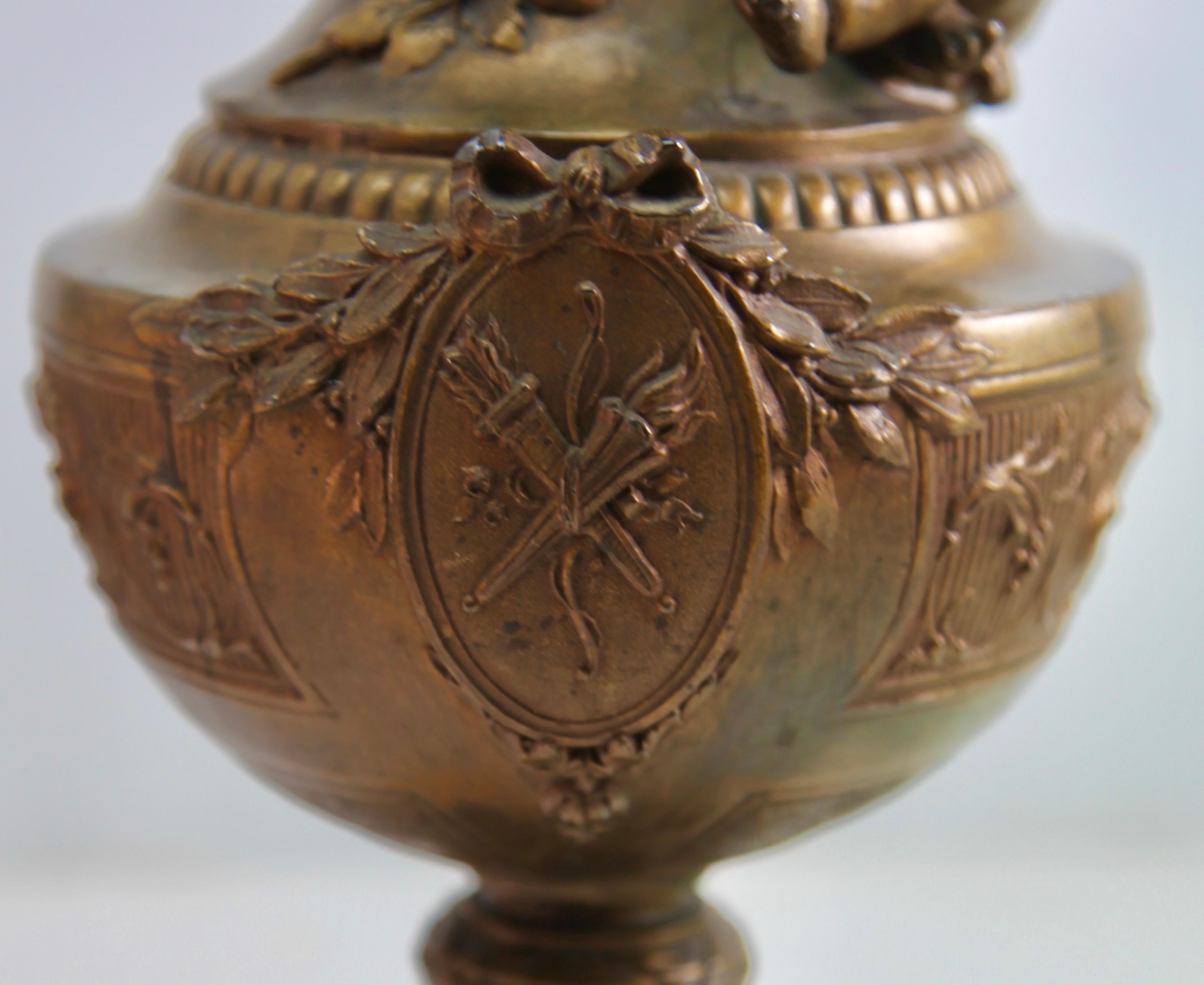 Paar verschnörkelte Vasen oder Lampen mit kleinen Engeln und reich verzierten Motiven (Zink) im Angebot