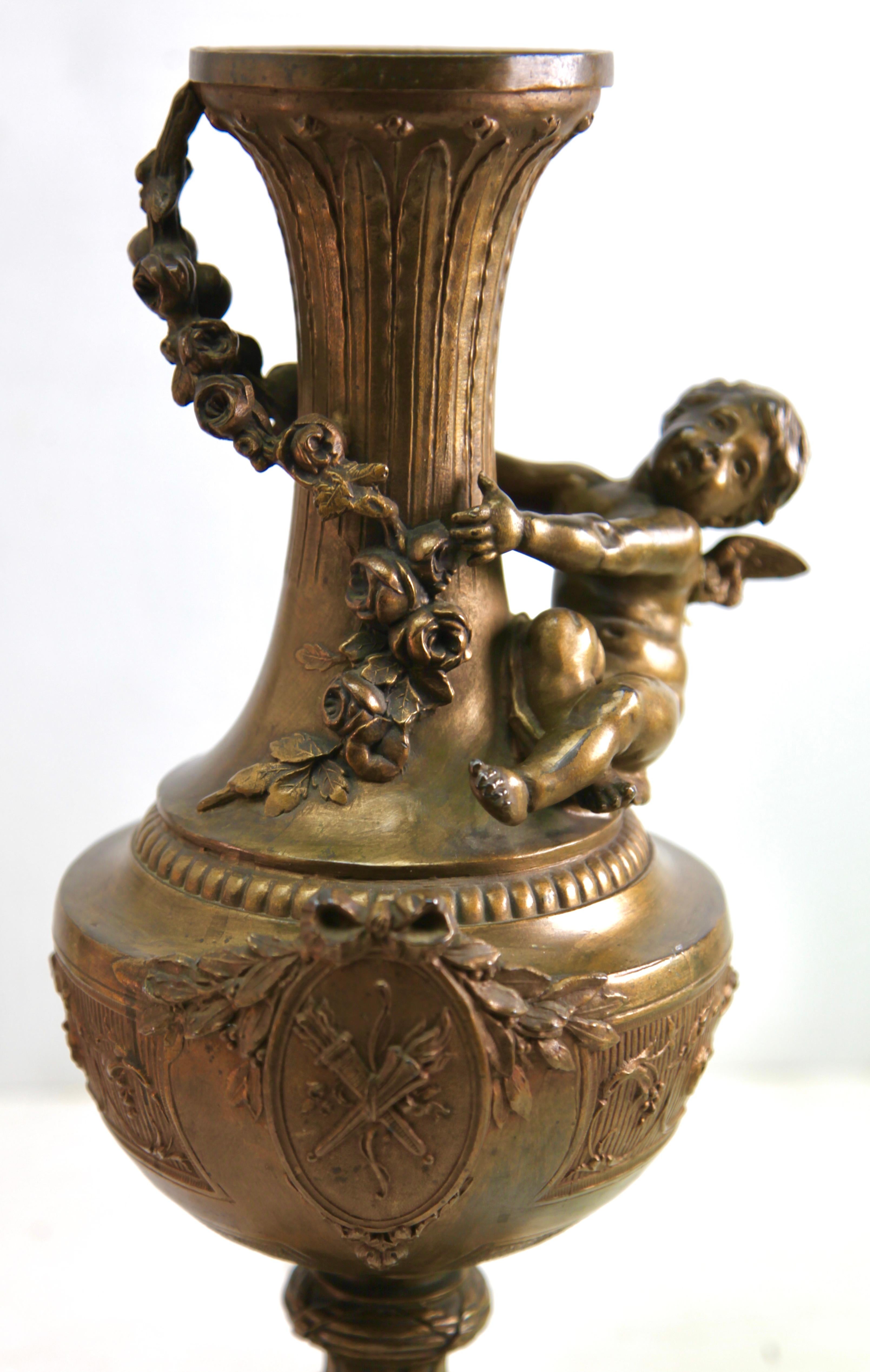 Paar verschnörkelte Vasen oder Lampen mit kleinen Engeln und reich verzierten Motiven im Angebot 1