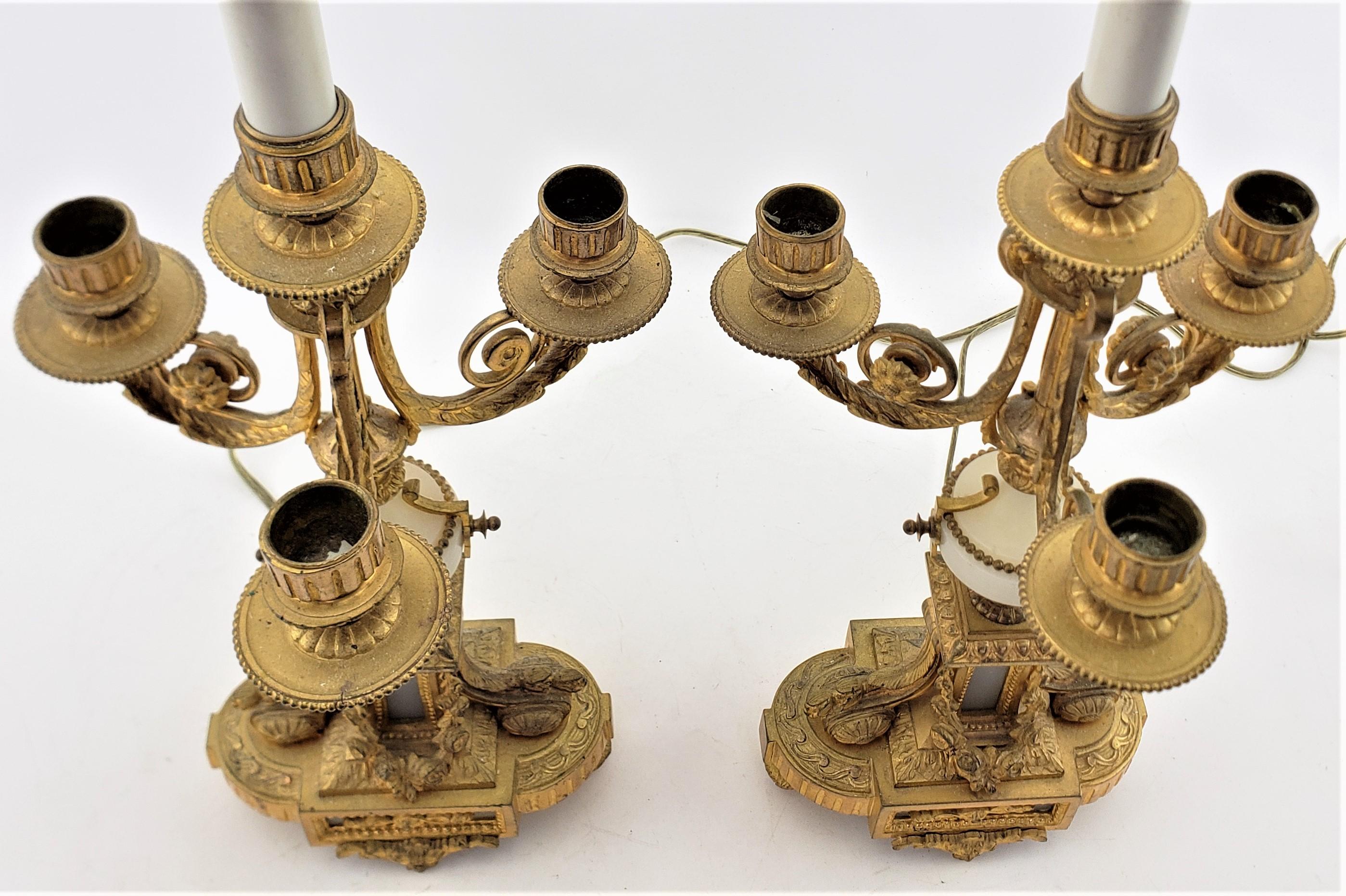 Paire de lampes de bureau françaises anciennes ornées de candélabres convertis en bronze doré en vente 2
