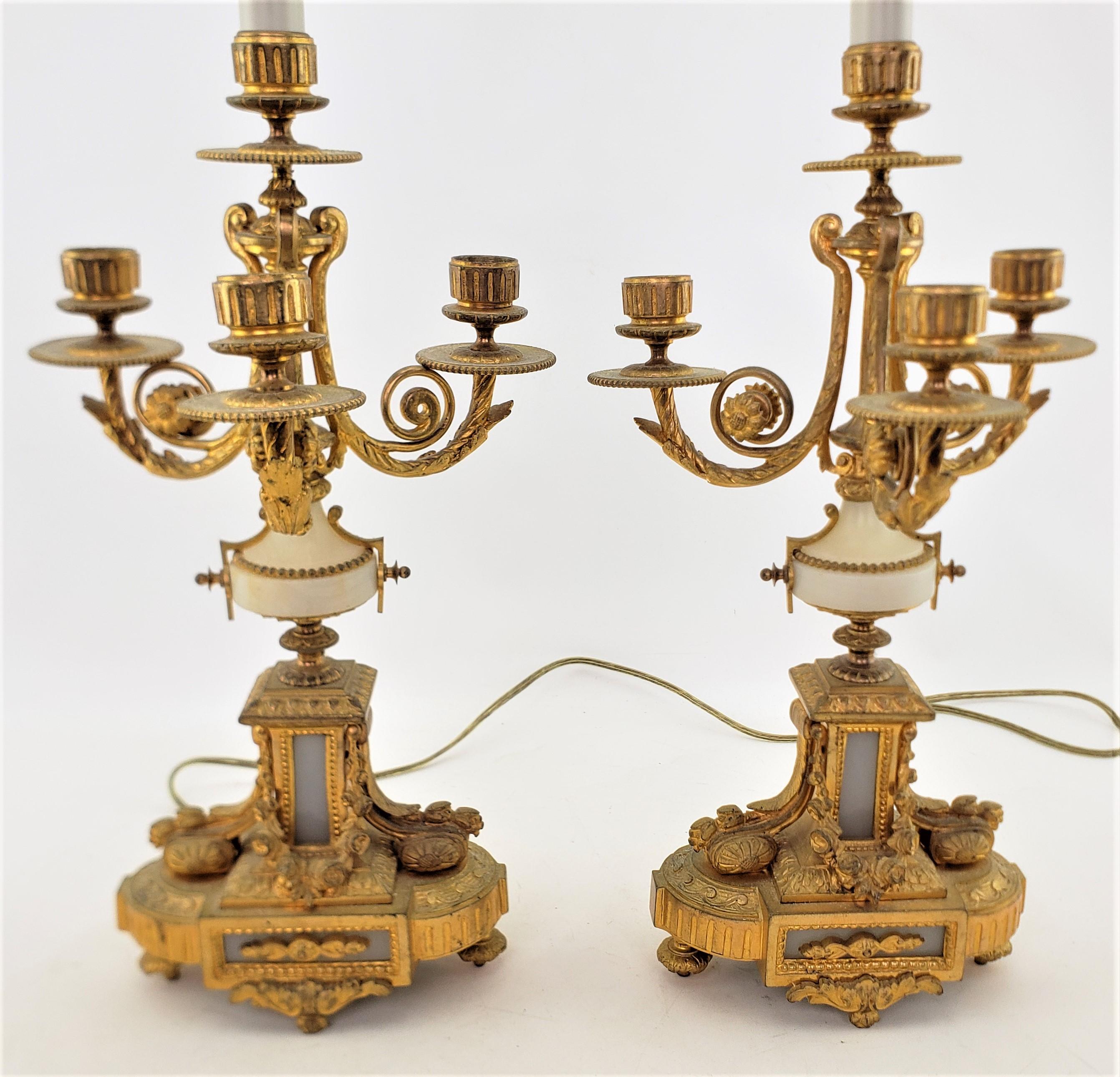 Paire de lampes de bureau françaises anciennes ornées de candélabres convertis en bronze doré en vente 3