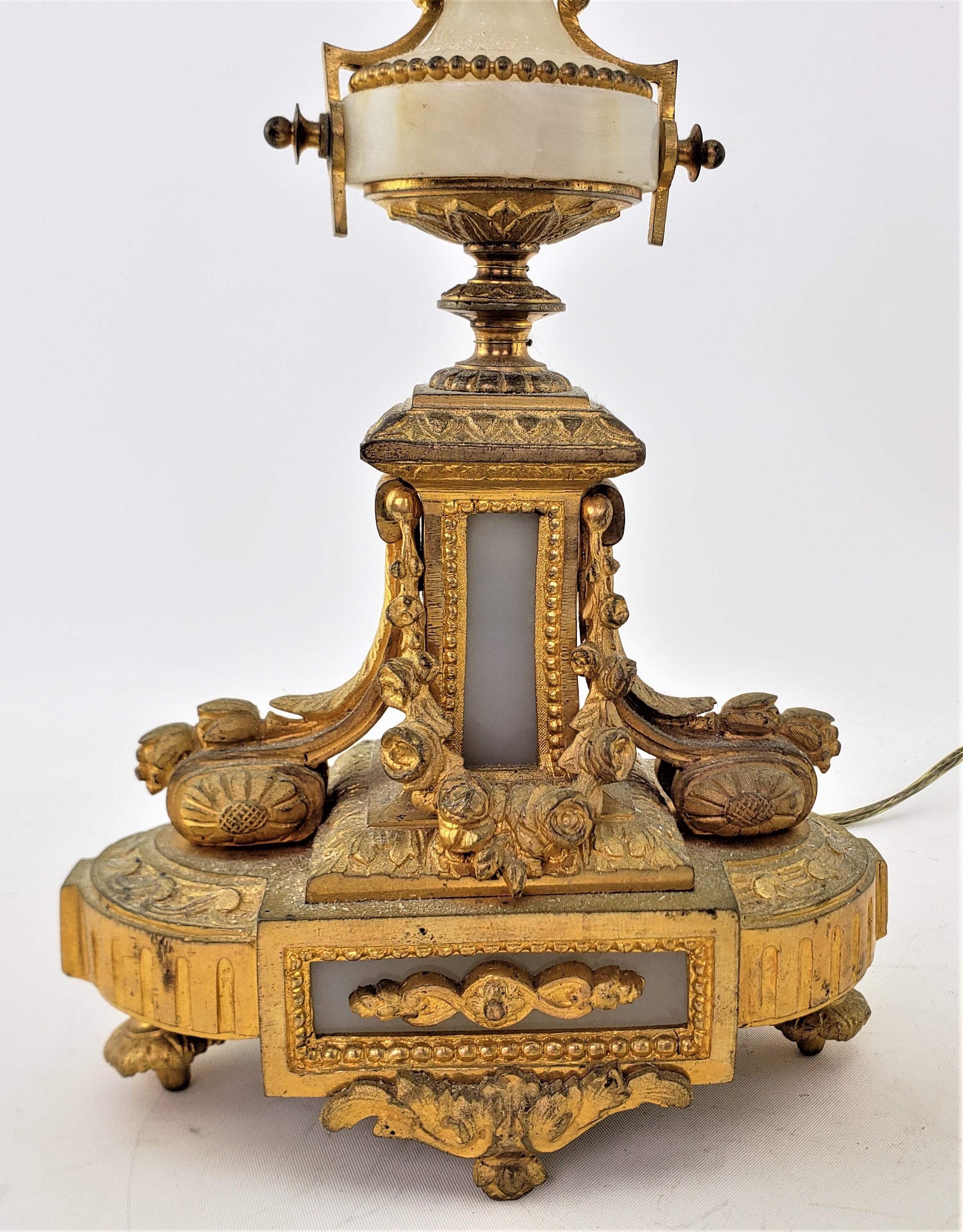 Paire de lampes de bureau françaises anciennes ornées de candélabres convertis en bronze doré en vente 4