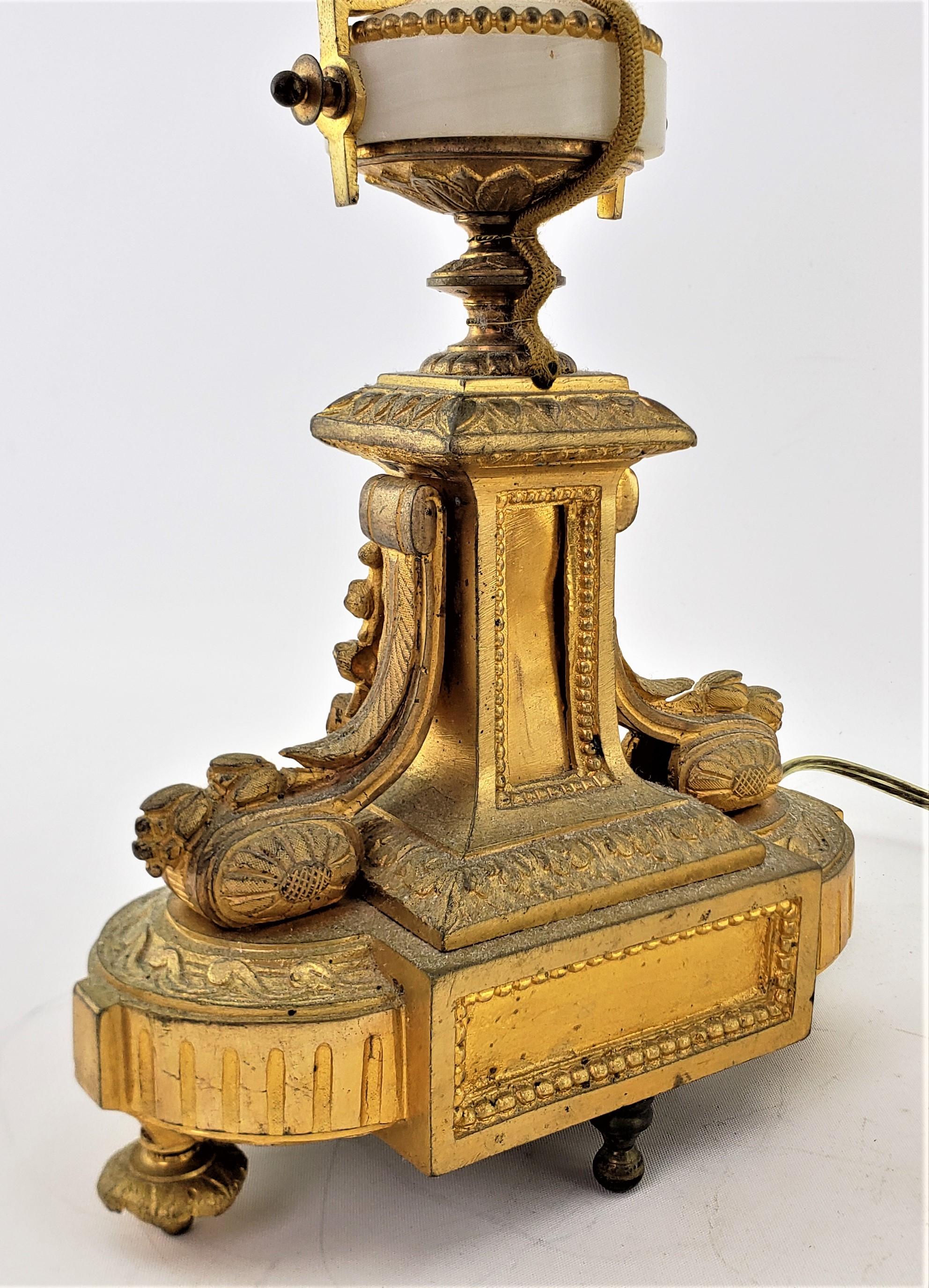 Paire de lampes de bureau françaises anciennes ornées de candélabres convertis en bronze doré en vente 6
