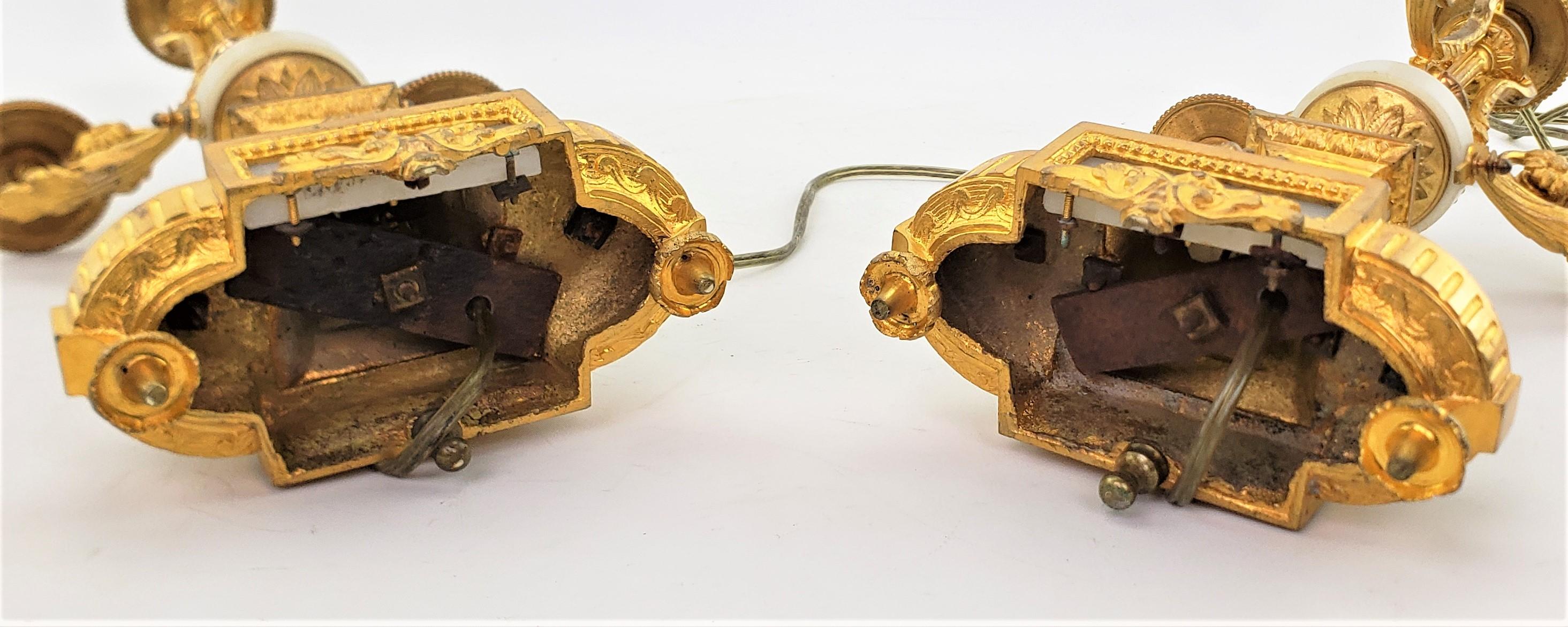 Paire de lampes de bureau françaises anciennes ornées de candélabres convertis en bronze doré en vente 7