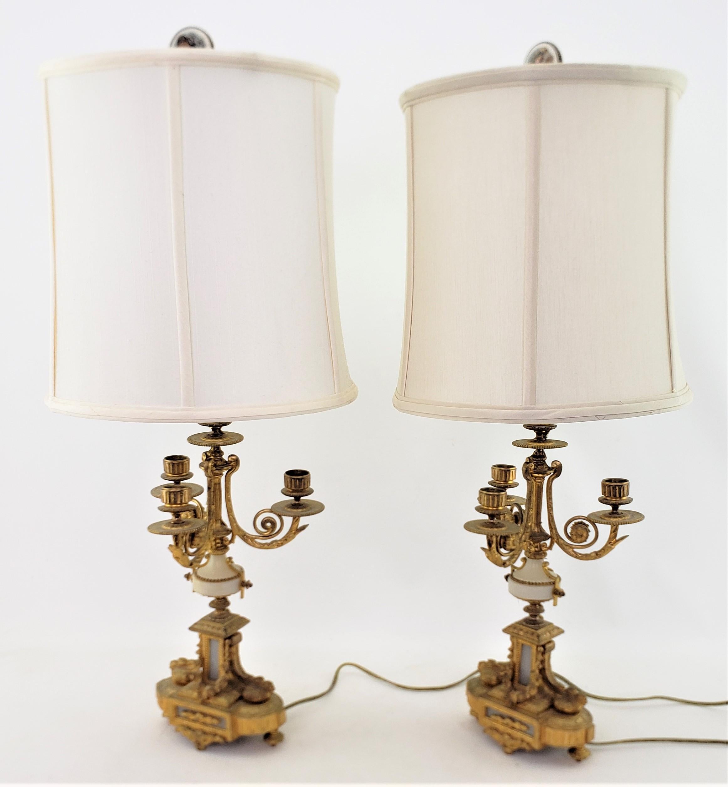 Néo-Renaissance Paire de lampes de bureau françaises anciennes ornées de candélabres convertis en bronze doré en vente