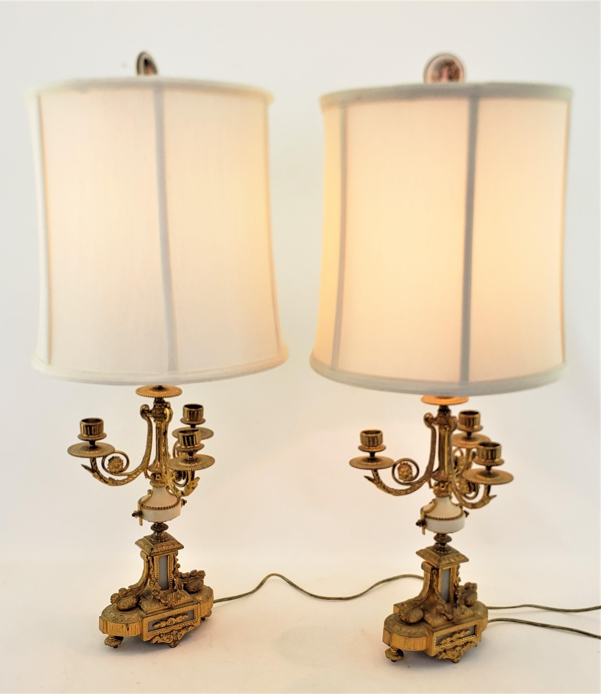 Paire de lampes de bureau françaises anciennes ornées de candélabres convertis en bronze doré Bon état - En vente à Hamilton, Ontario