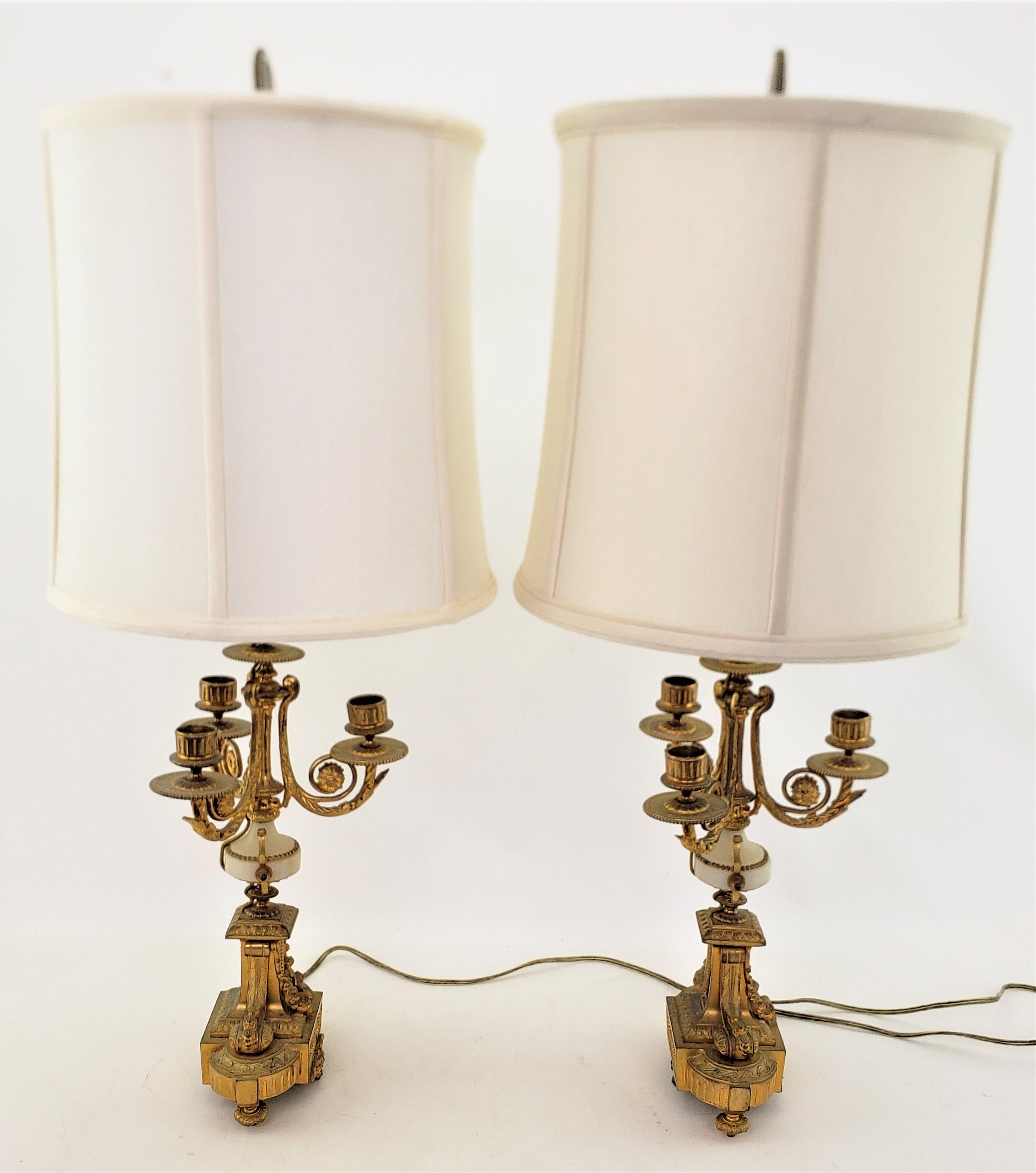 XIXe siècle Paire de lampes de bureau françaises anciennes ornées de candélabres convertis en bronze doré en vente