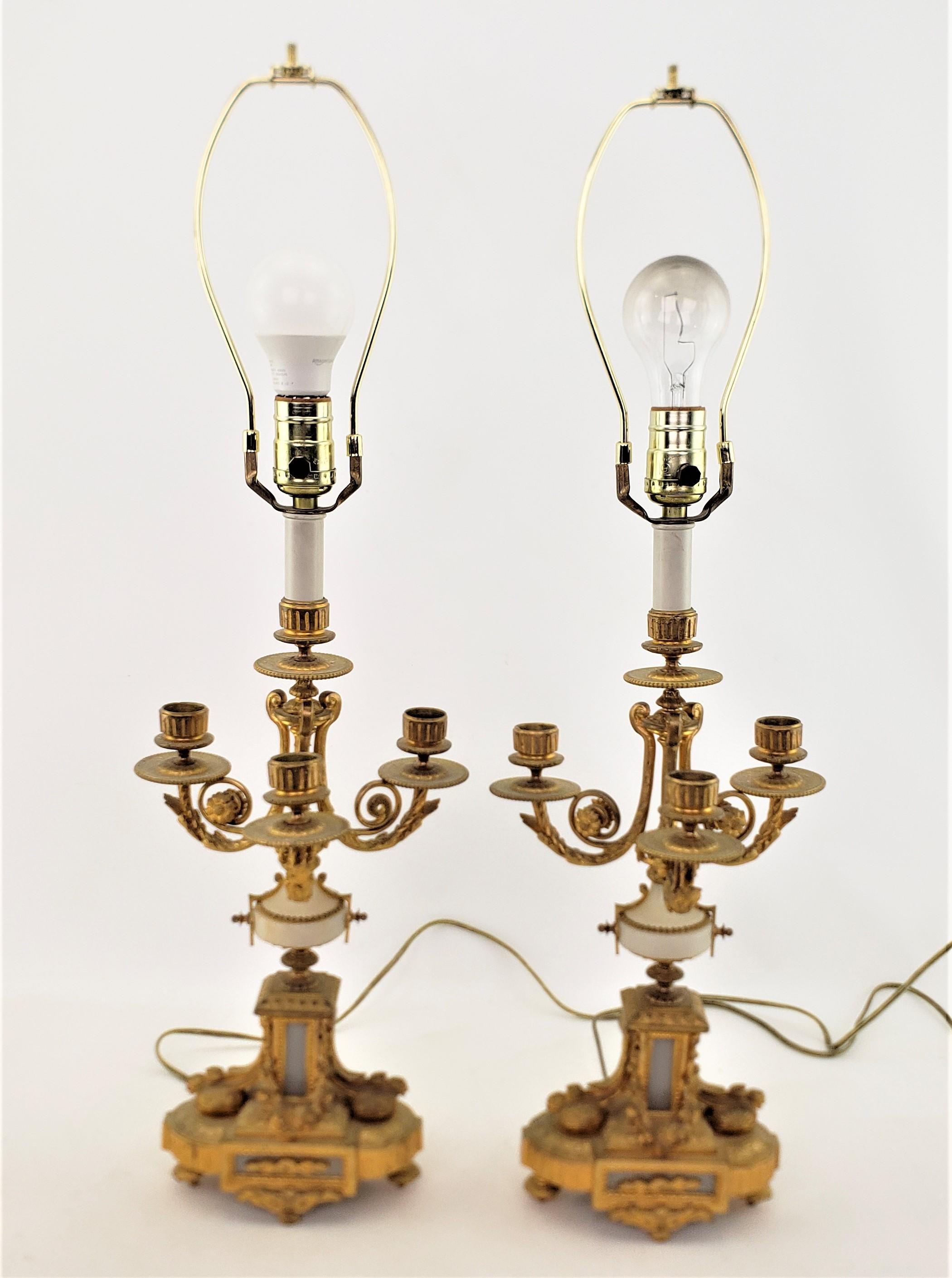 Paire de lampes de bureau françaises anciennes ornées de candélabres convertis en bronze doré en vente 1