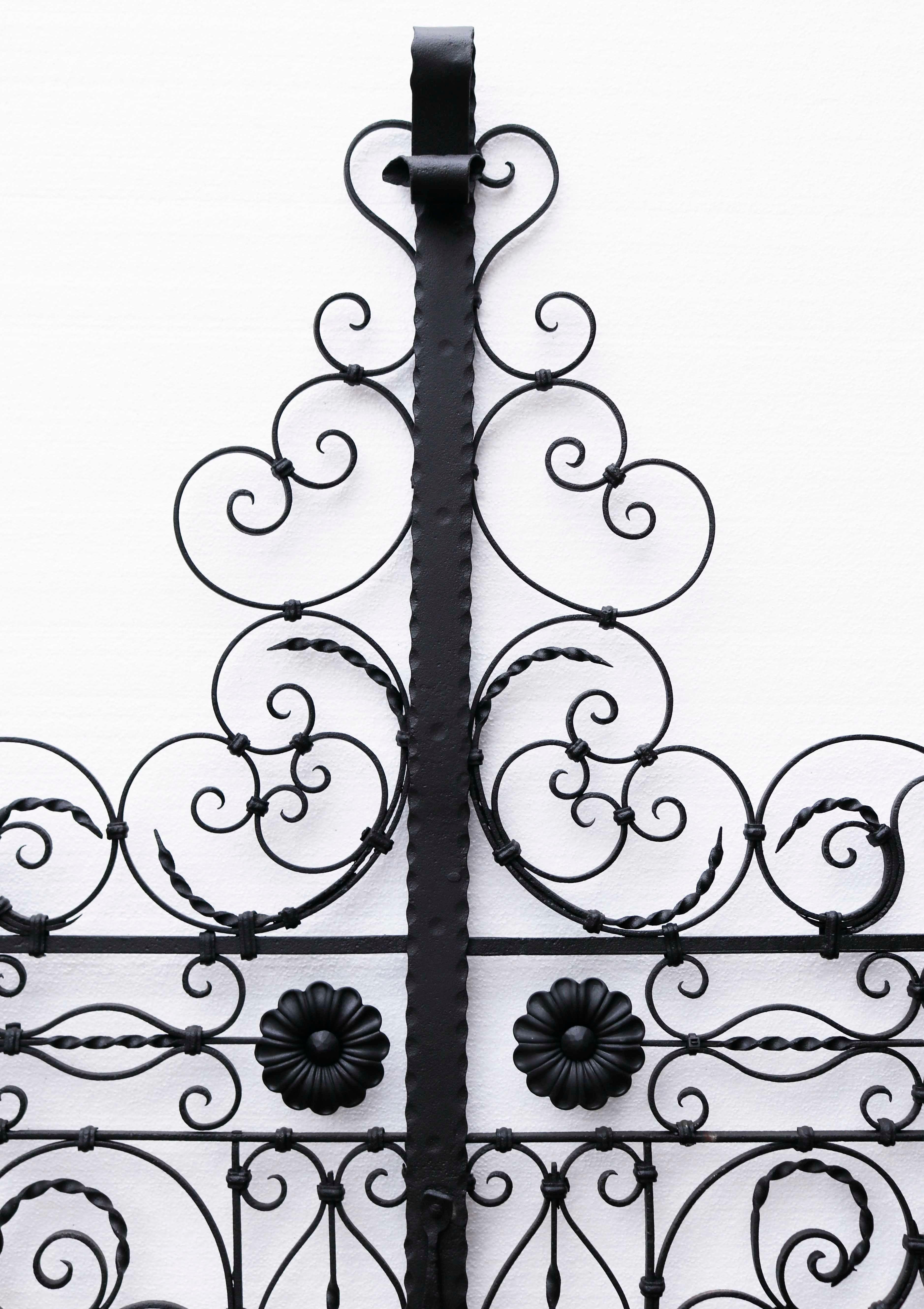 Pair of Ornate Antique Wrought Iron Gates In Good Condition For Sale In Wormelow, Herefordshire