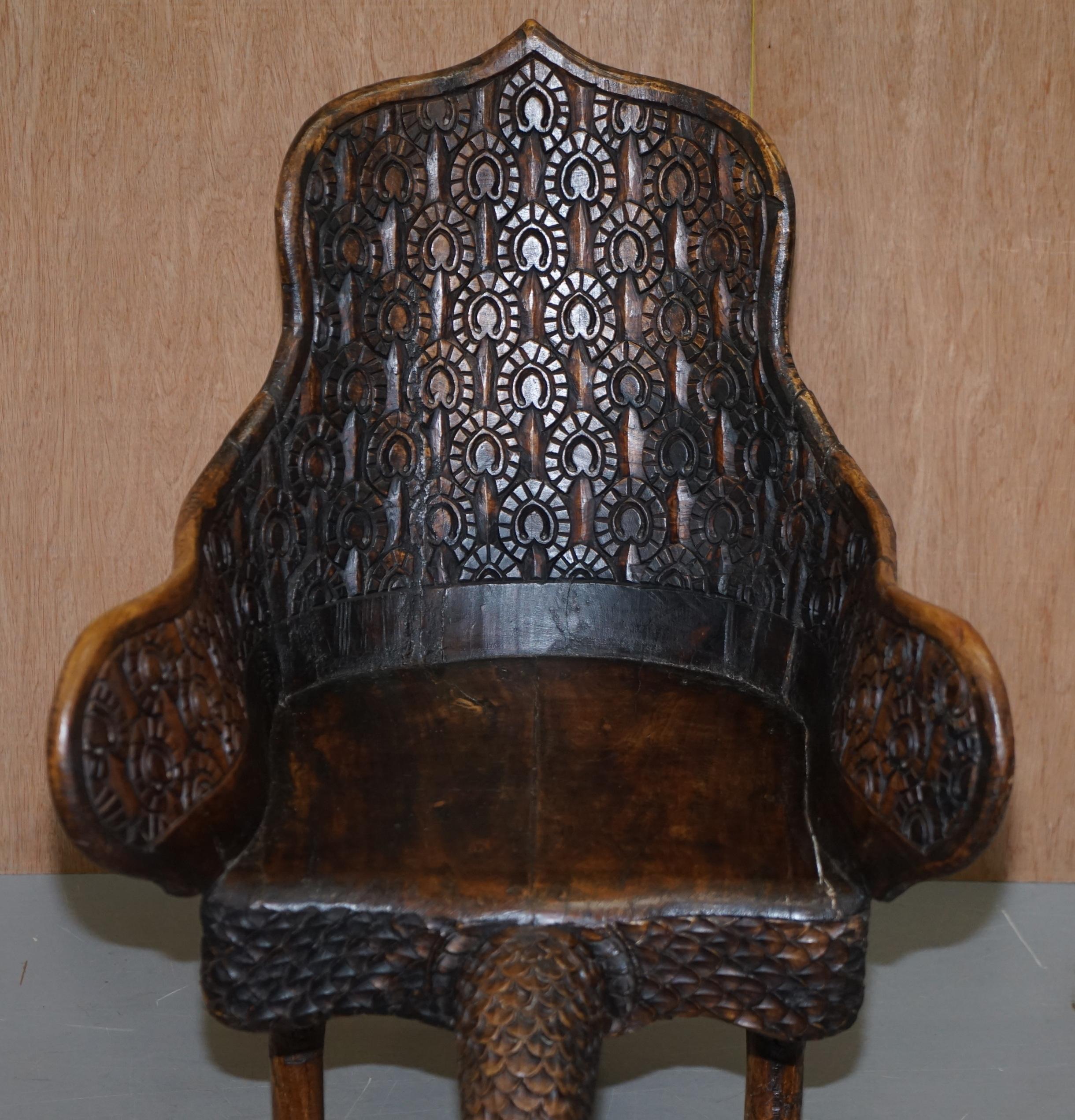 Paire de fauteuils paon ornés, sculptés à la main, de style anglo-indien birman, datant d'environ 1880 en vente 9