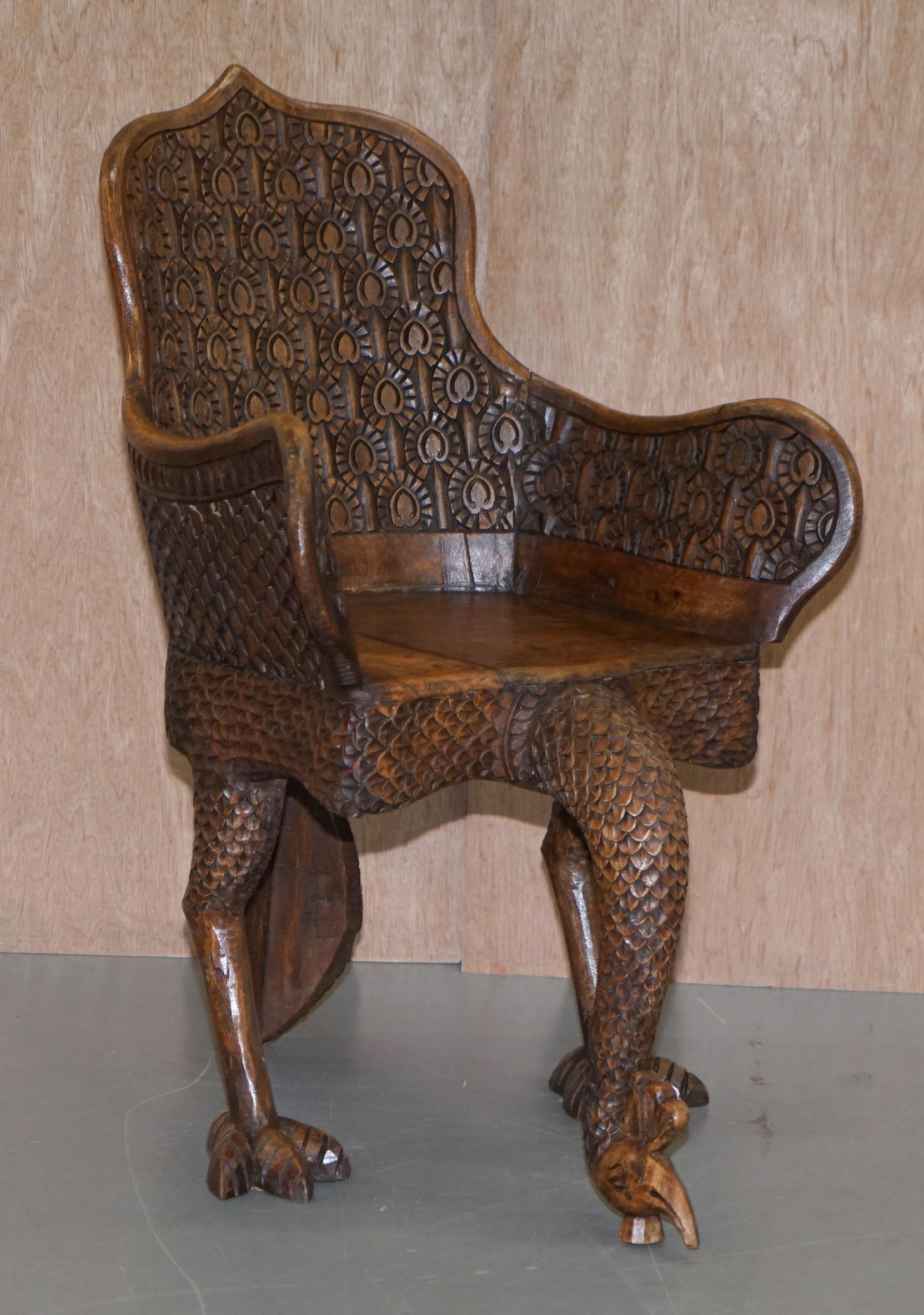 Nous sommes ravis d'offrir à la vente cette belle paire de fauteuils de paon birmans anglo-indiens extrêmement ornés et sculptés à la main

Que puis-je dire, ce sont les chaises les plus décoratives que j'aie jamais vues. Ils sont une merveilleuse