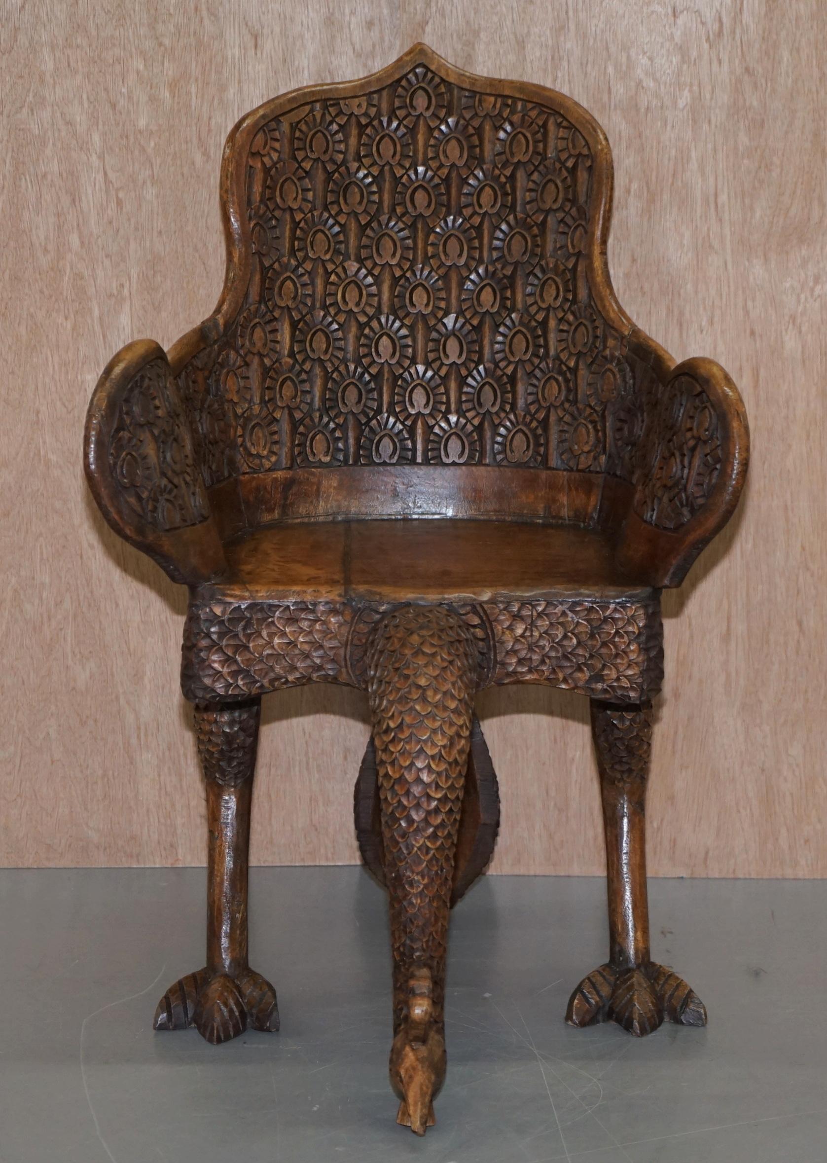 Anglo-indien Paire de fauteuils paon ornés, sculptés à la main, de style anglo-indien birman, datant d'environ 1880 en vente
