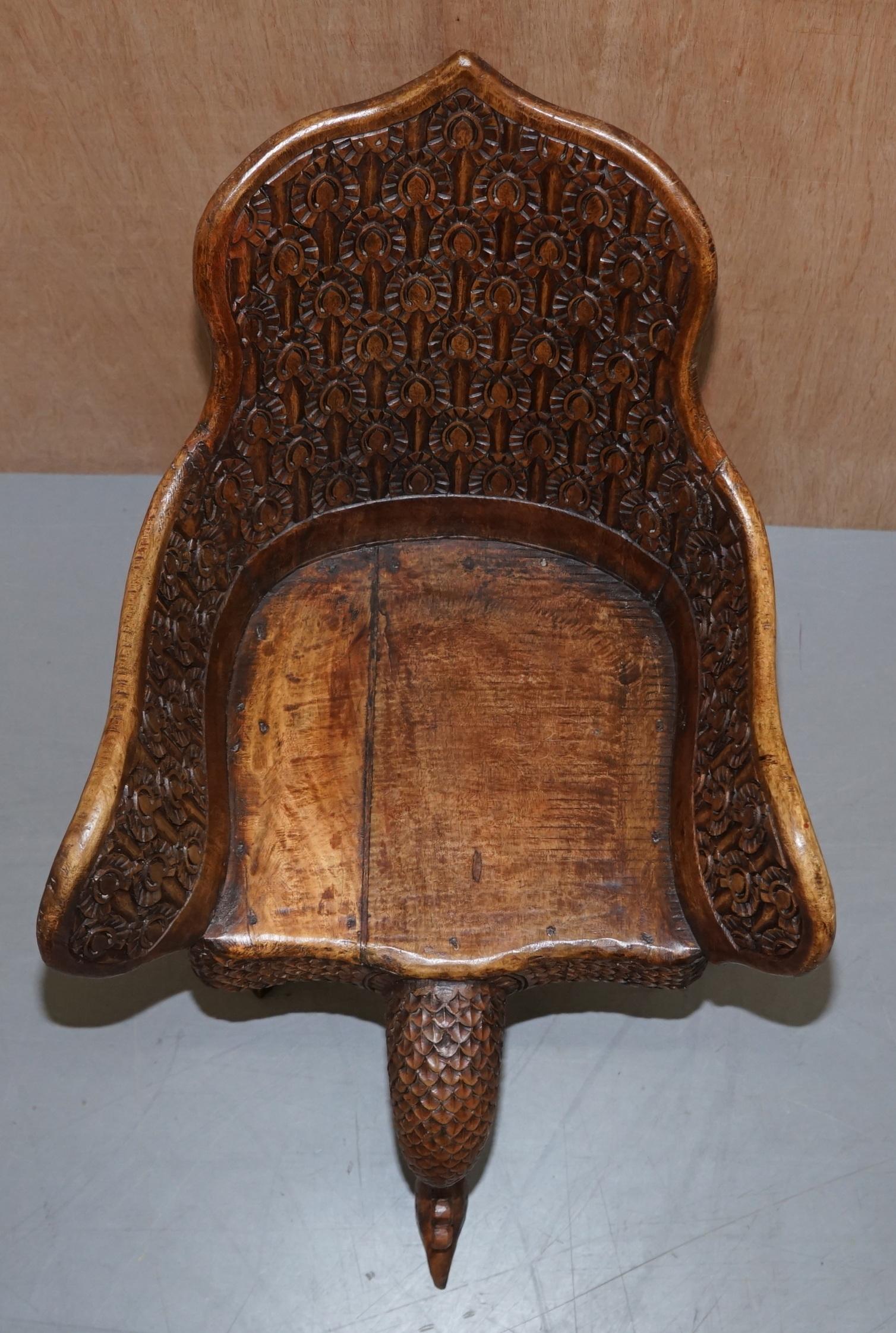 Fin du XIXe siècle Paire de fauteuils paon ornés, sculptés à la main, de style anglo-indien birman, datant d'environ 1880 en vente