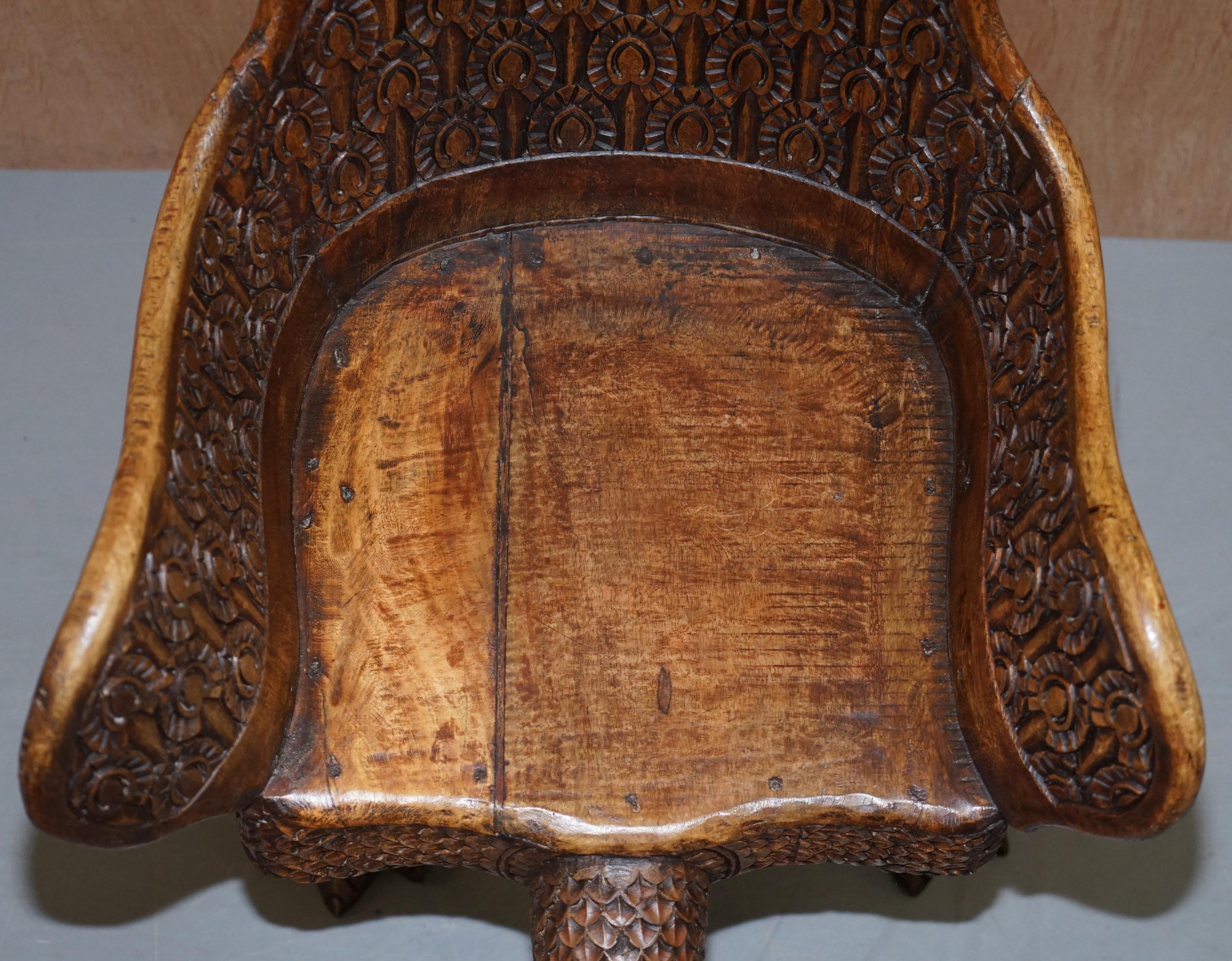 Bois Paire de fauteuils paon ornés, sculptés à la main, de style anglo-indien birman, datant d'environ 1880 en vente