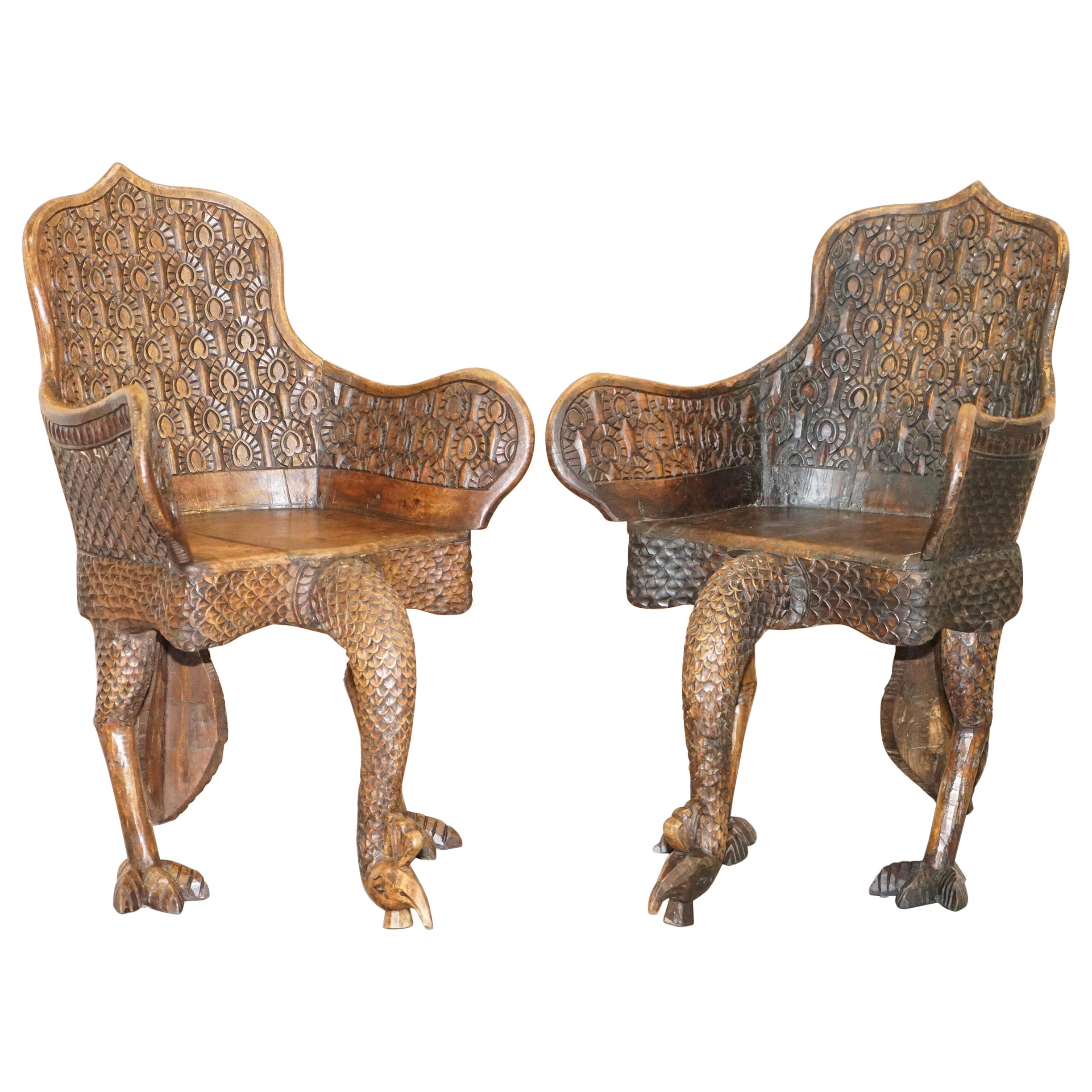 Paire de fauteuils paon ornés, sculptés à la main, de style anglo-indien birman, datant d'environ 1880 en vente