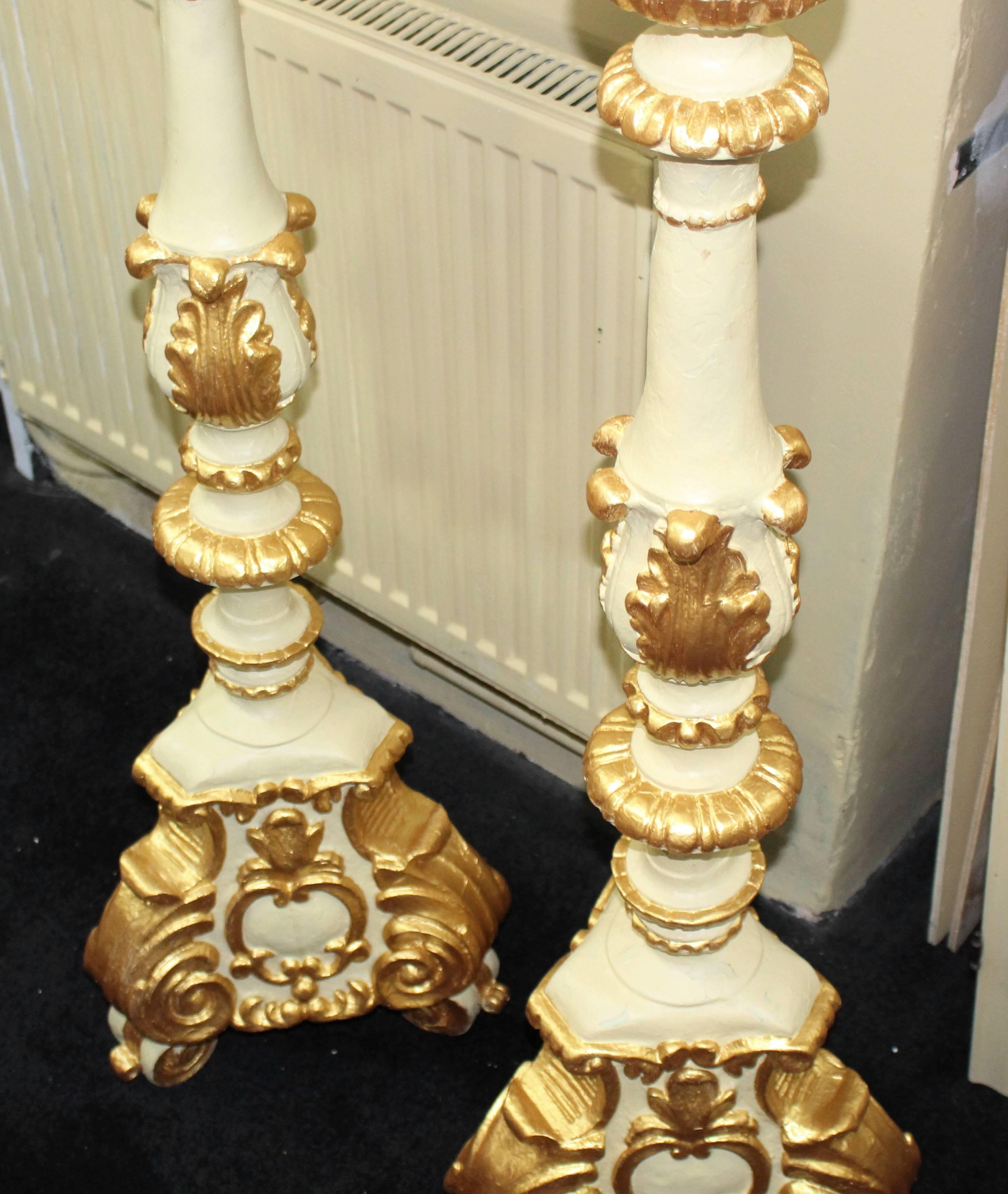 Pair of Ornate Cream & Gilt Decorative Pedestals In Good Condition In Worcester, Worcestershire
