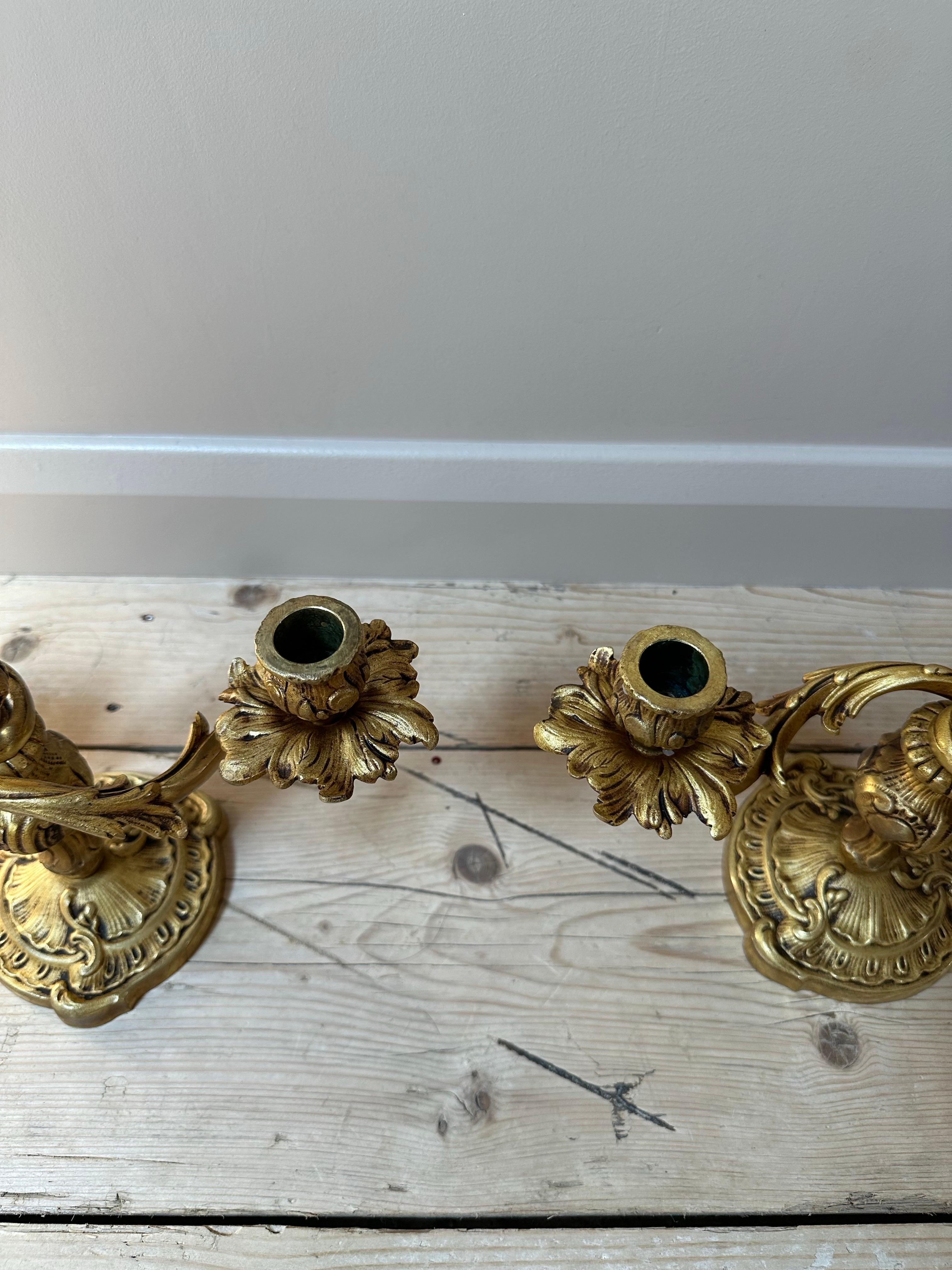 Coppia di candelabri francesi ornati in ottone dorato a doppio braccio in vendita 2