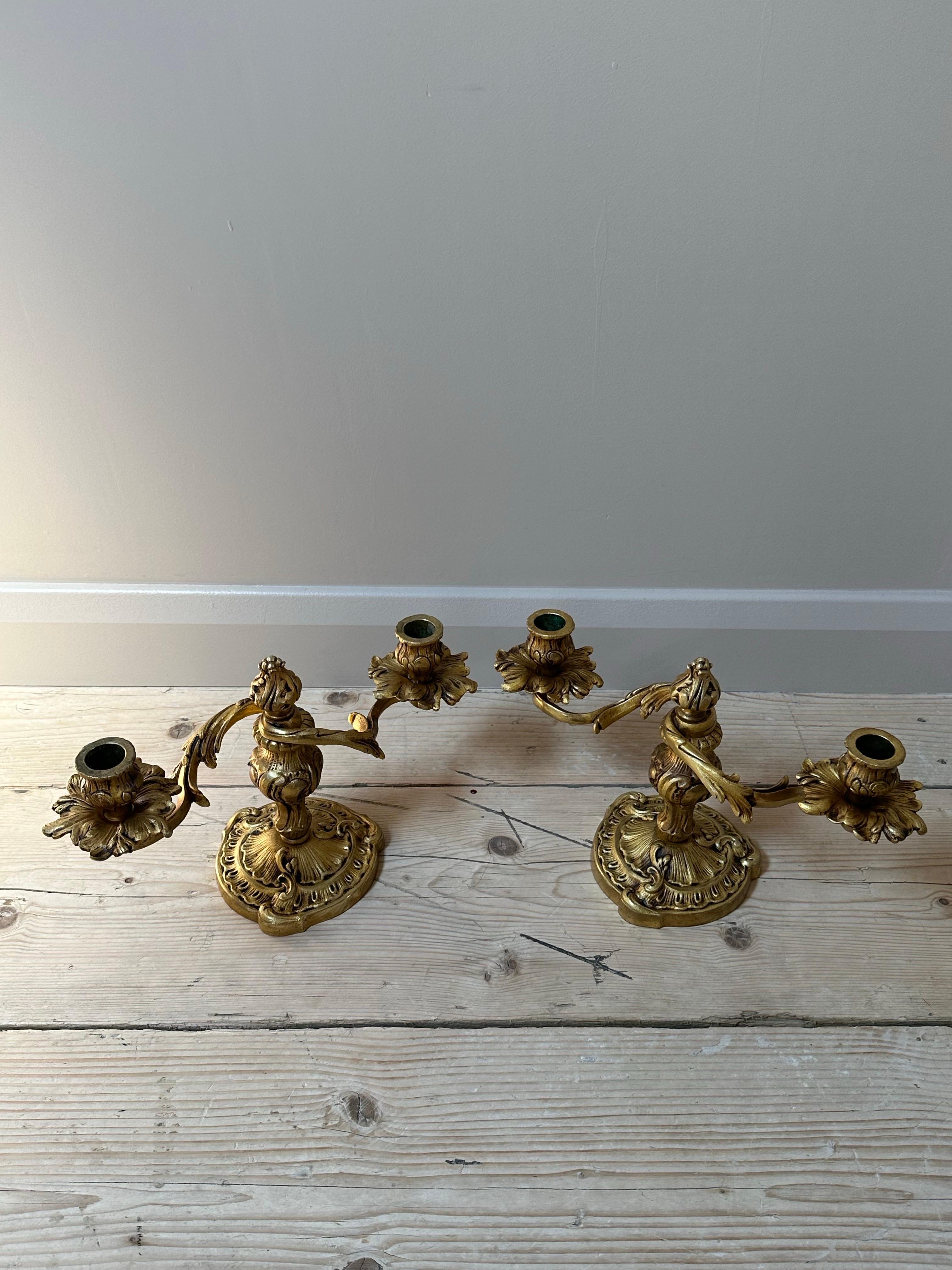Coppia di candelabri francesi ornati in ottone dorato a doppio braccio in vendita 3