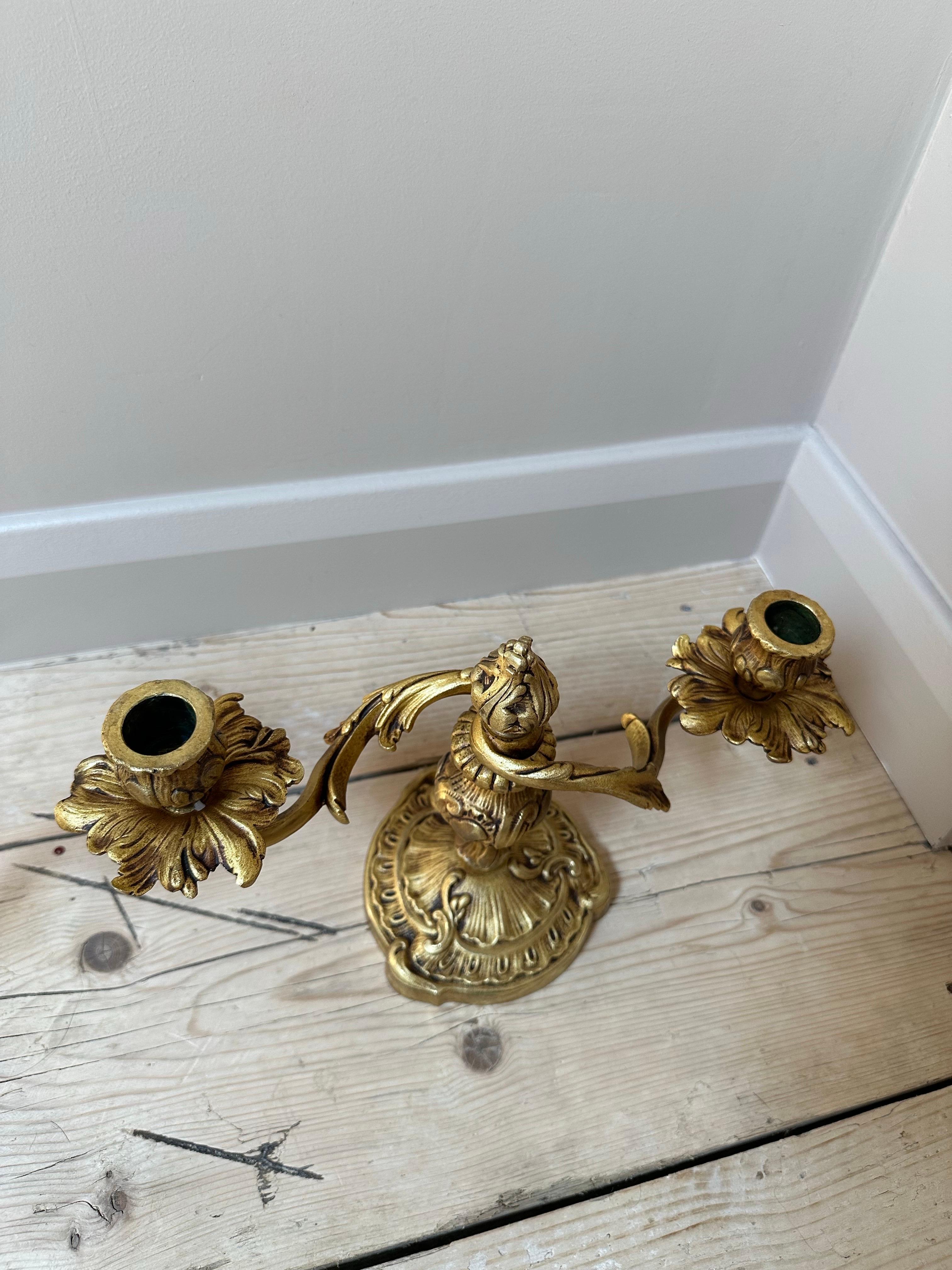 Coppia di candelabri francesi ornati in ottone dorato a doppio braccio in vendita 4