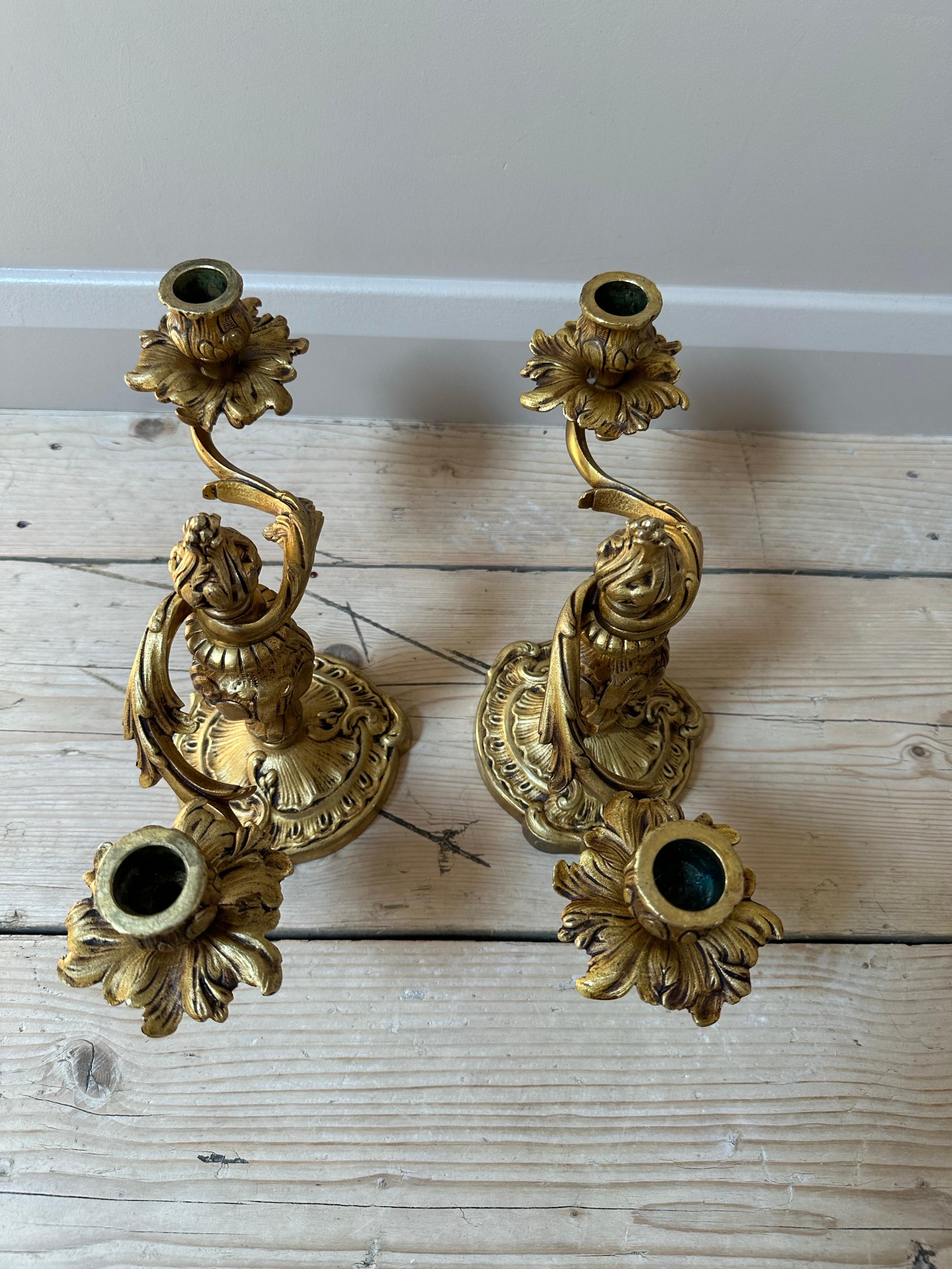 Coppia di candelabri francesi ornati in ottone dorato a doppio braccio in vendita 5