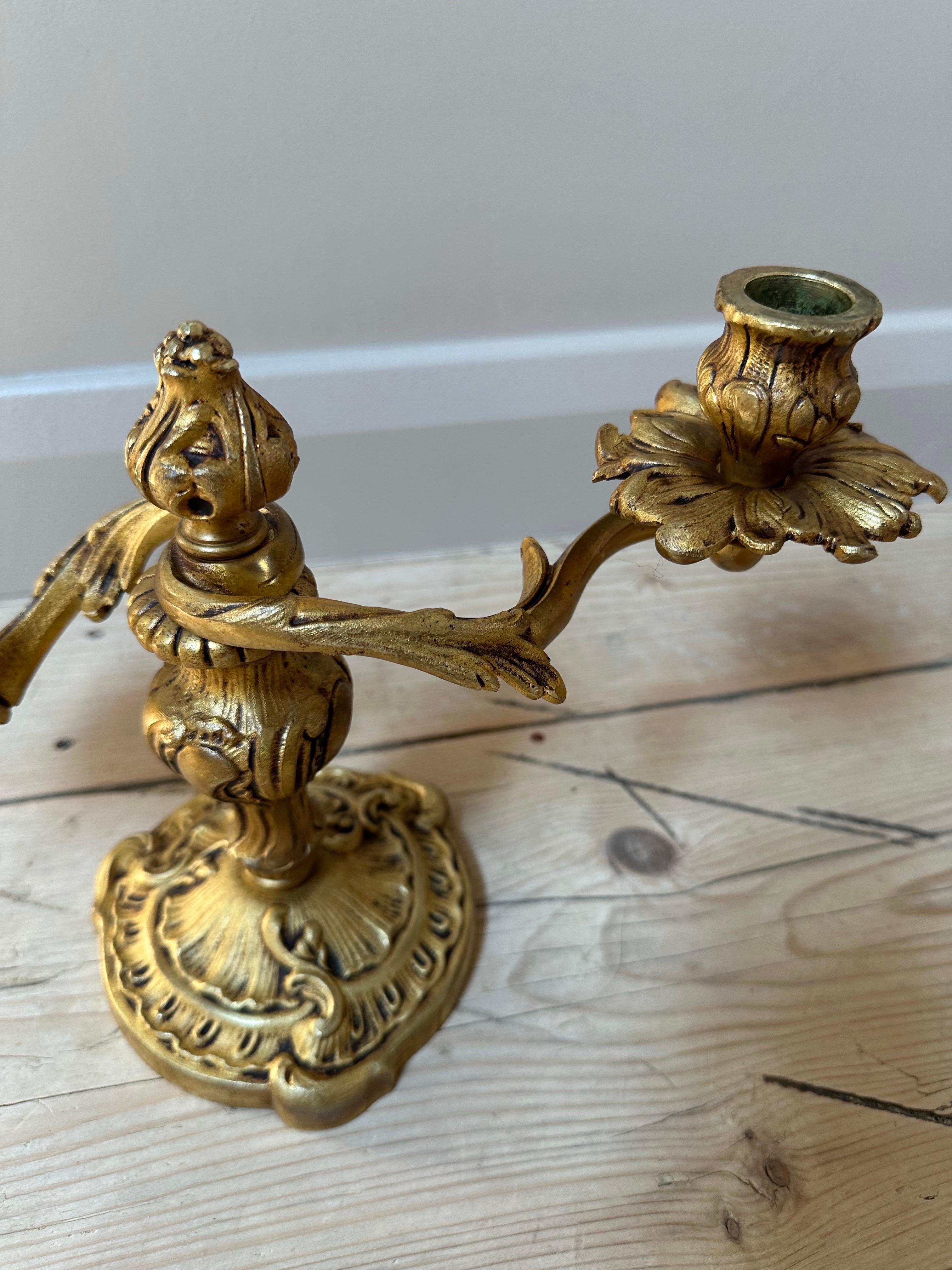 Coppia di candelabri francesi ornati in ottone dorato a doppio braccio in vendita 6