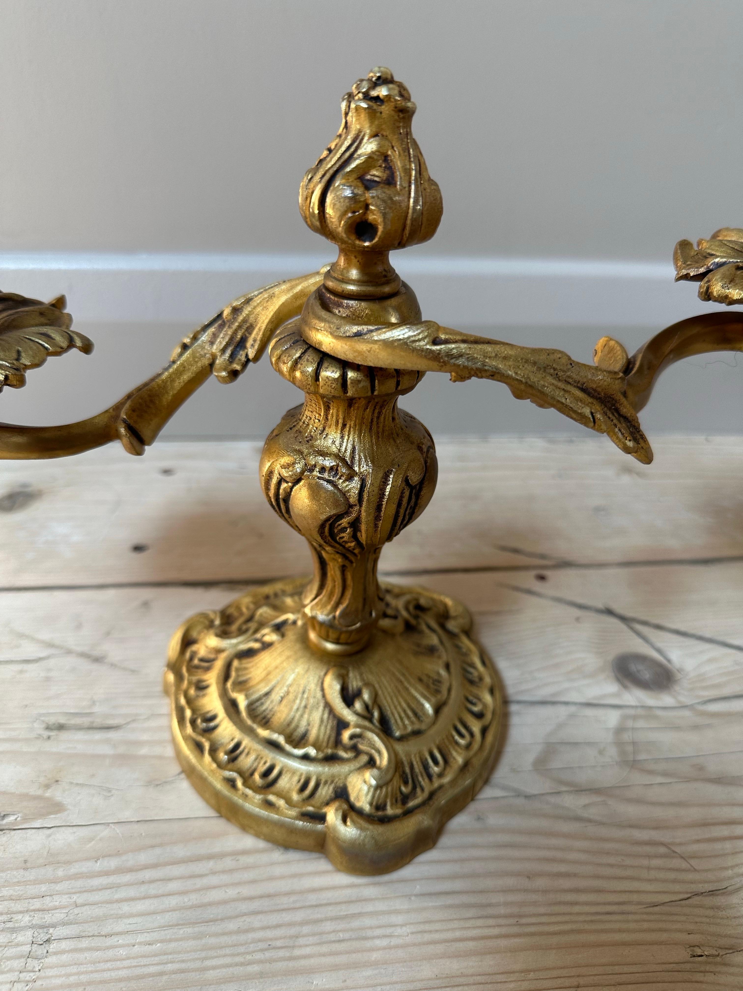 Coppia di candelabri francesi ornati in ottone dorato a doppio braccio in vendita 7
