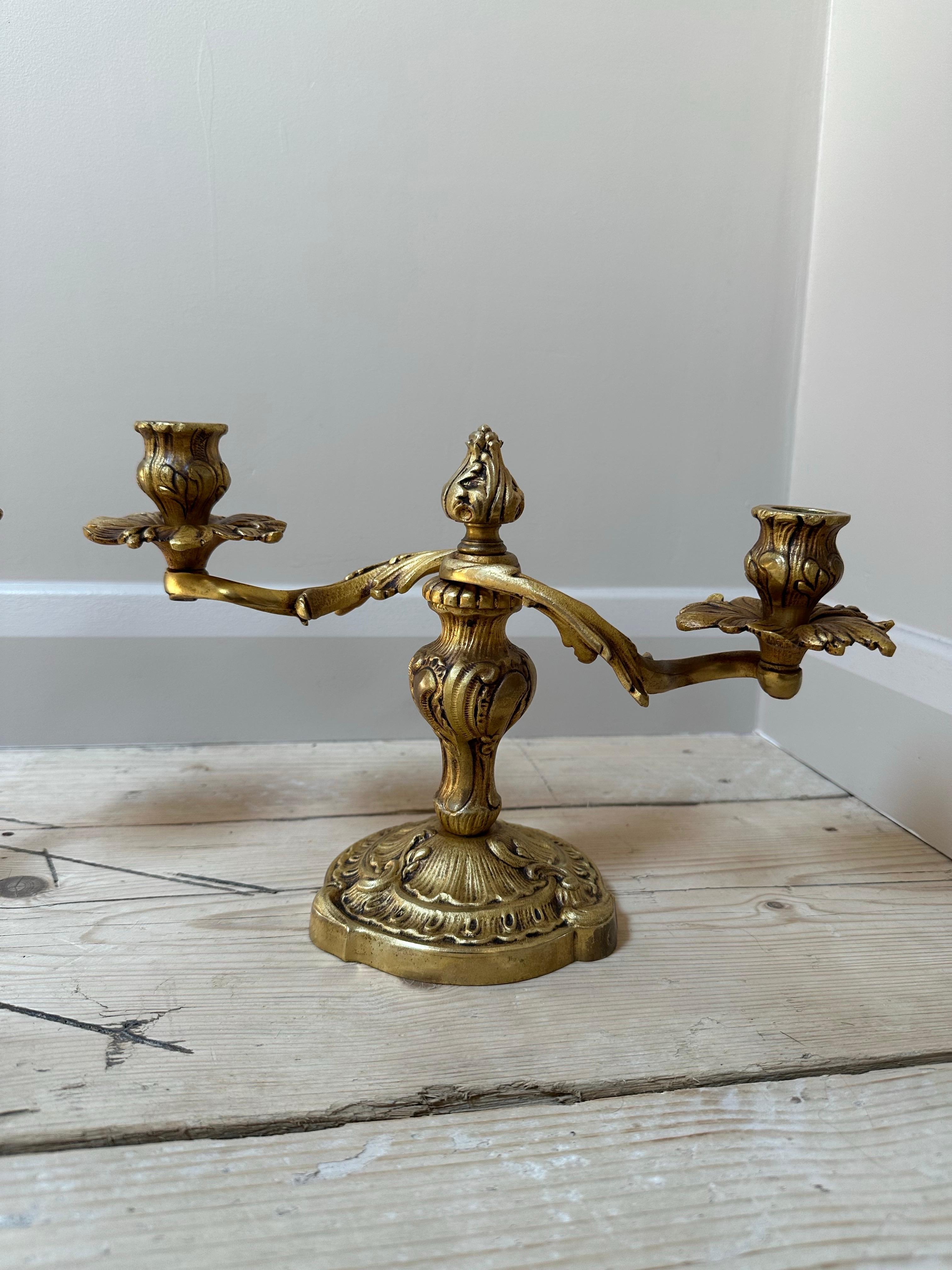 Coppia di candelabri francesi ornati in ottone dorato a doppio braccio in vendita 8