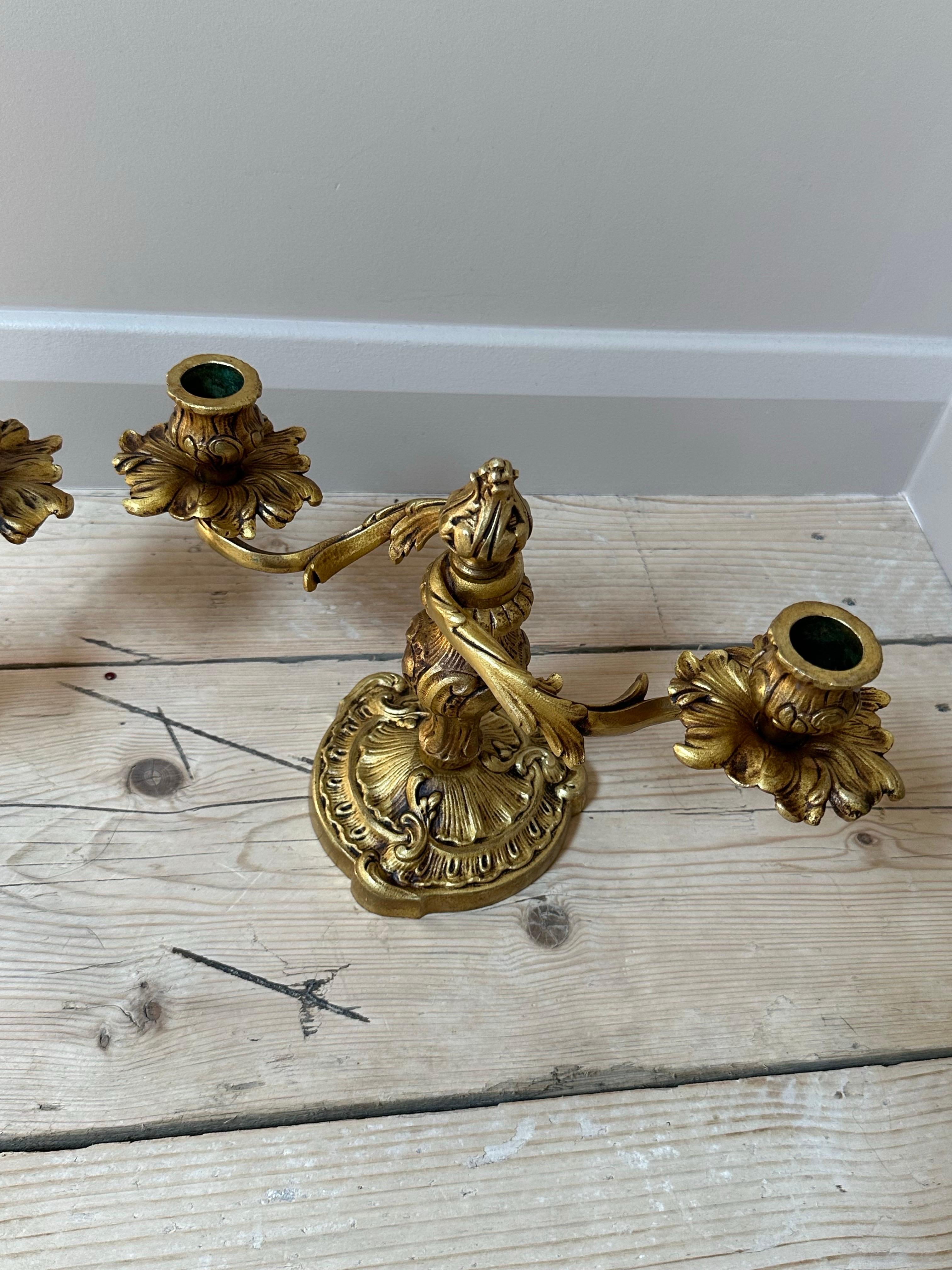 Neorococò Coppia di candelabri francesi ornati in ottone dorato a doppio braccio in vendita