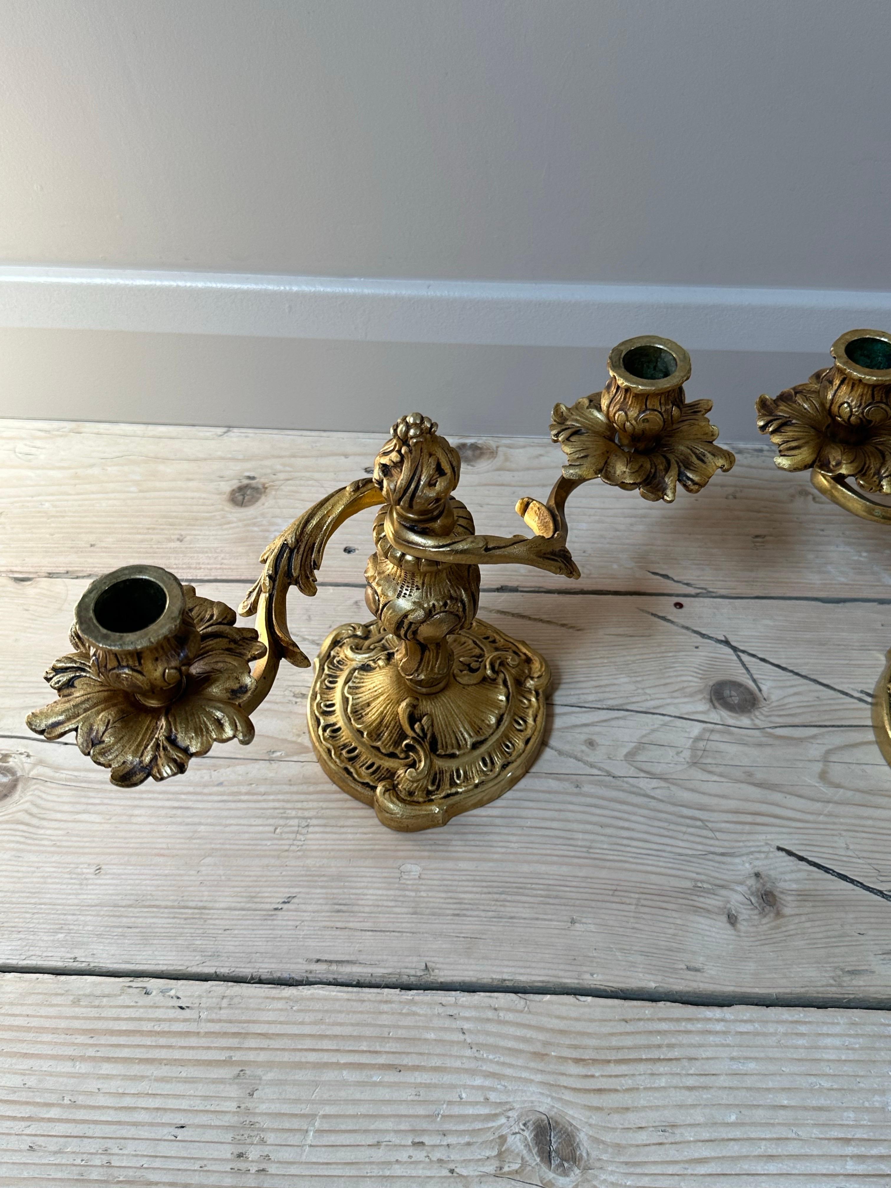 Francese Coppia di candelabri francesi ornati in ottone dorato a doppio braccio in vendita