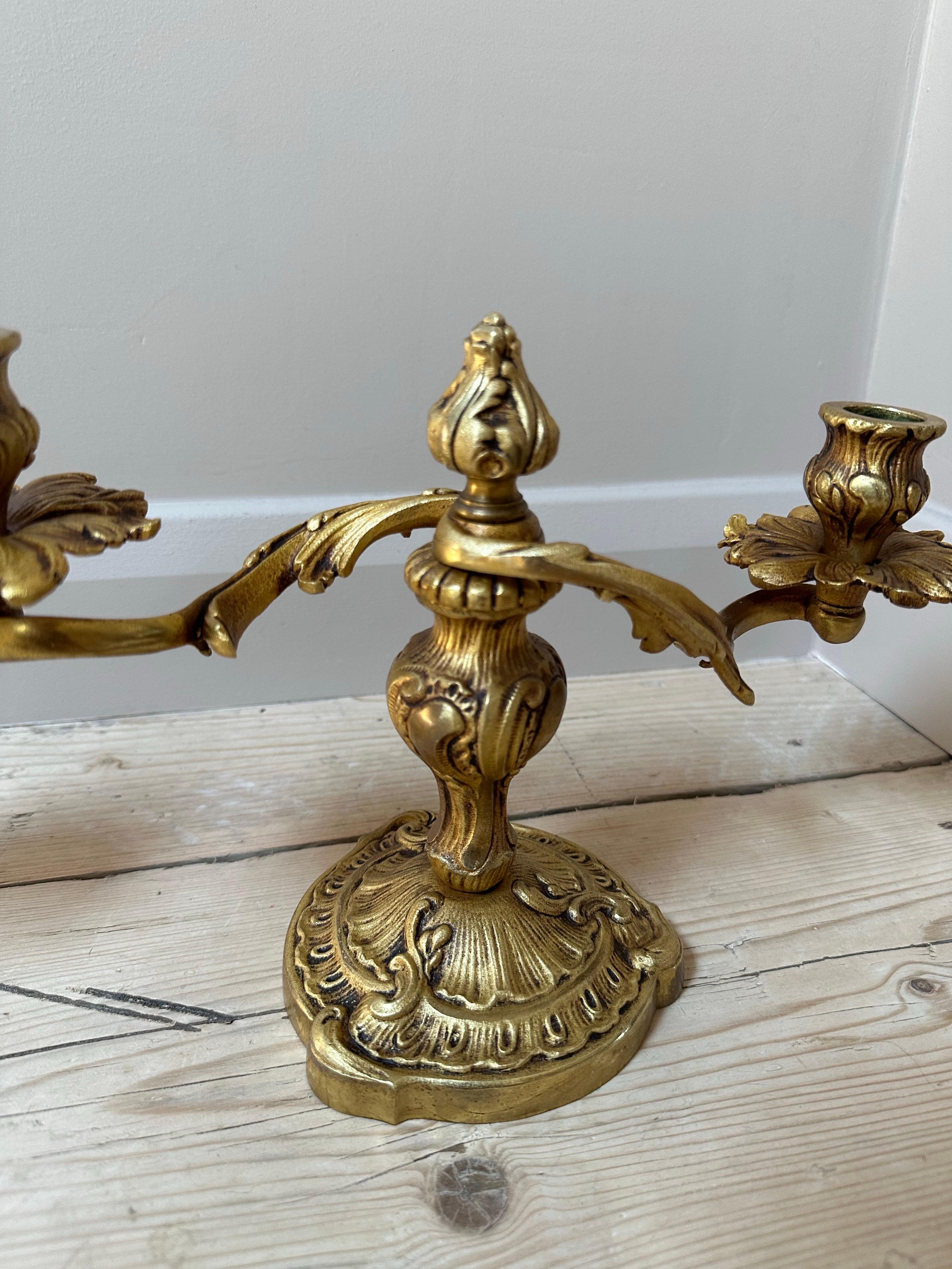 Intagliato a mano Coppia di candelabri francesi ornati in ottone dorato a doppio braccio in vendita