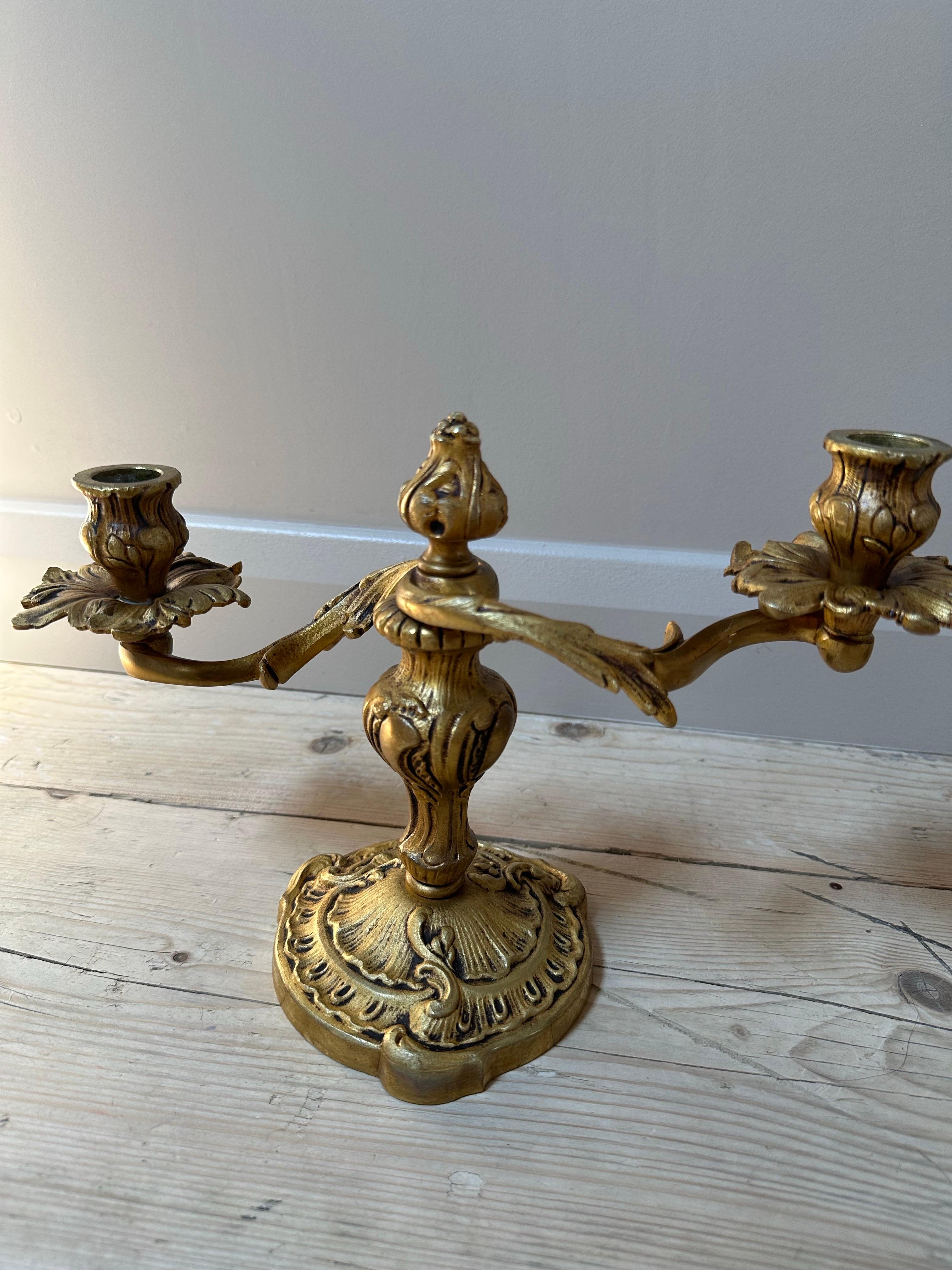 Coppia di candelabri francesi ornati in ottone dorato a doppio braccio In condizioni buone in vendita a Worcester Park, GB