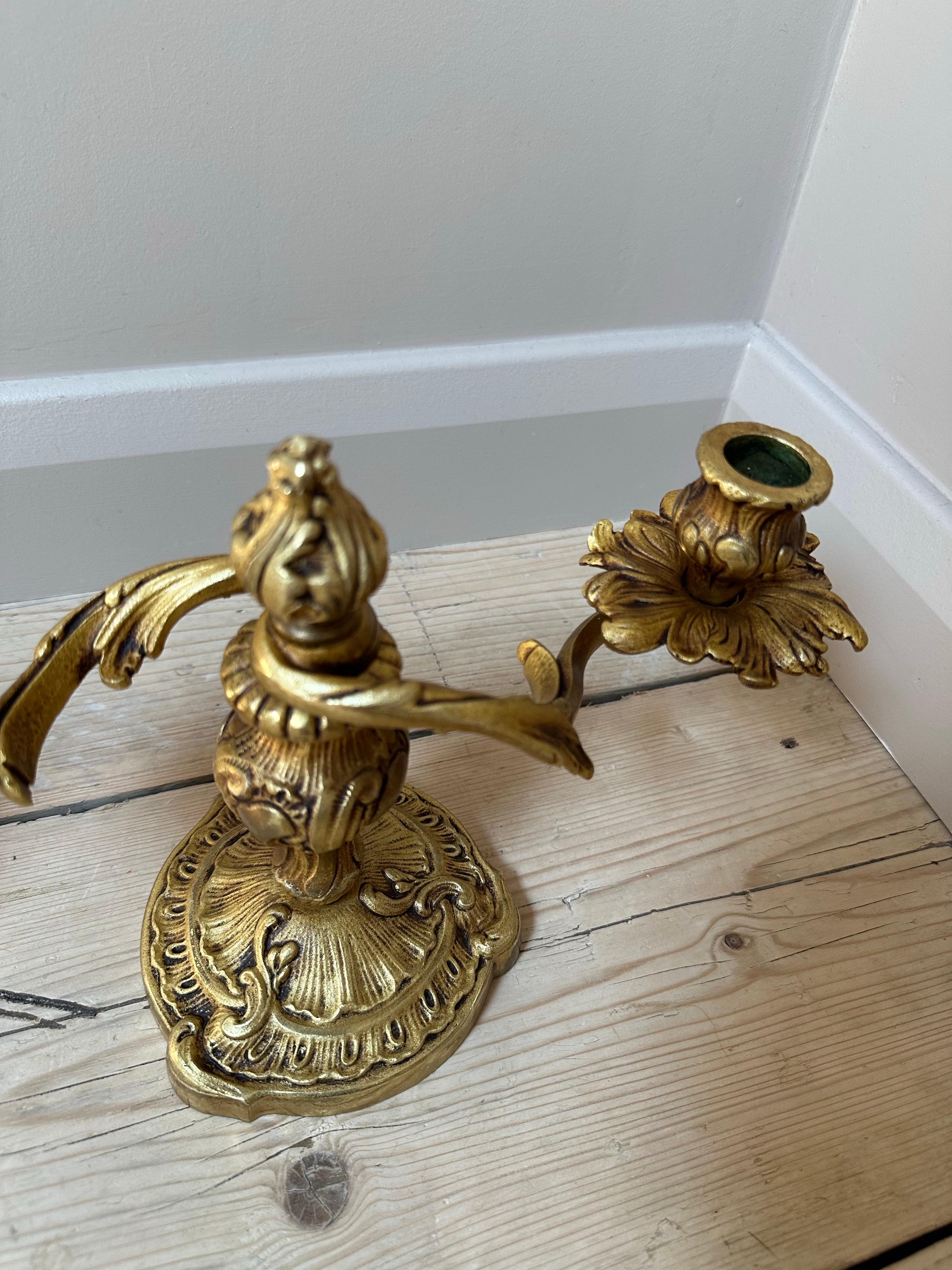 XX secolo Coppia di candelabri francesi ornati in ottone dorato a doppio braccio in vendita