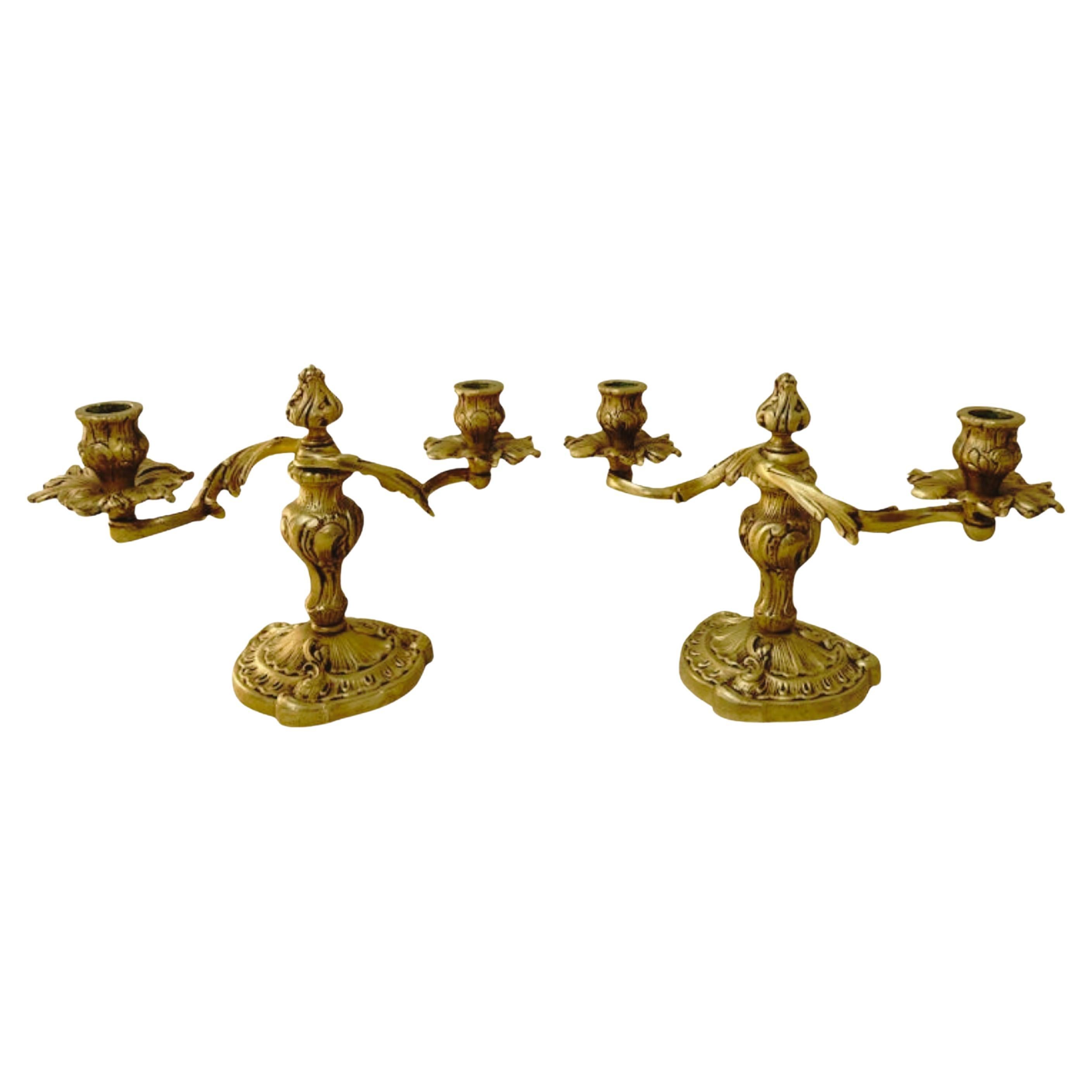 Pareja de candelabros franceses ornamentados de latón dorado de dos brazos en venta