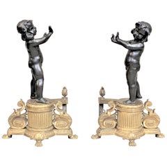 Paar verschnörkelte französische figurale Chenets oder Feuerböcke aus patinierter und vergoldeter Bronze