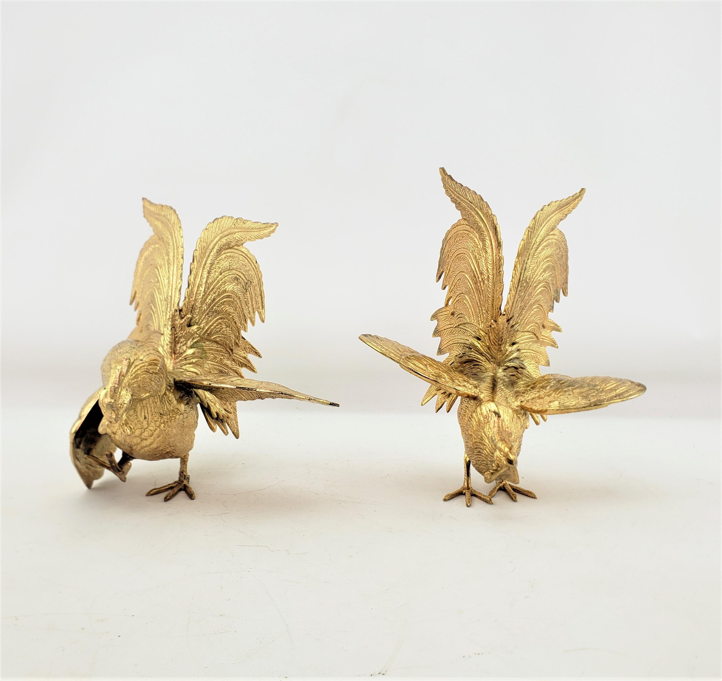 Paar verschnörkelte, vergoldete Fighting Rooster- oder Cockerel-Tisch-Skulpturen (Italienisch) im Angebot