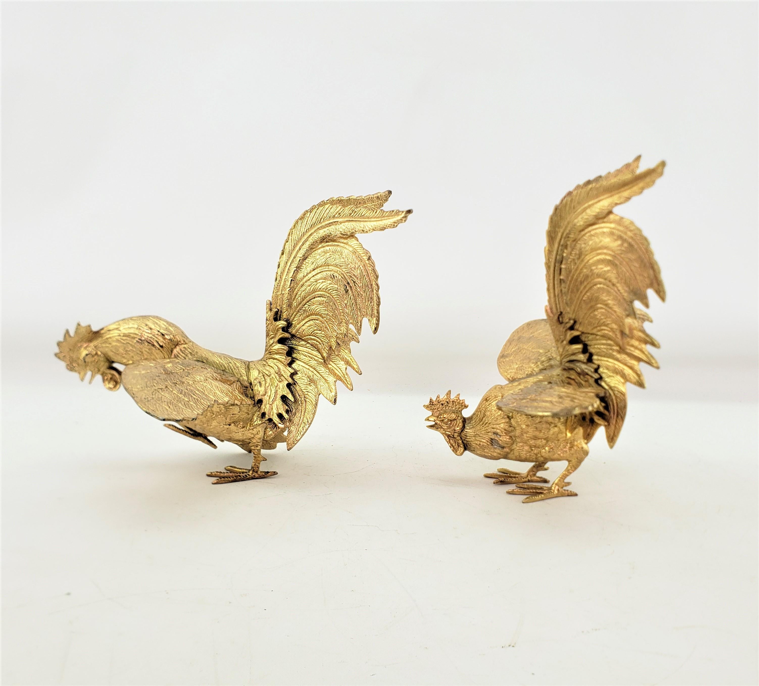 Paar verschnörkelte, vergoldete Fighting Rooster- oder Cockerel-Tisch-Skulpturen (Gegossen) im Angebot