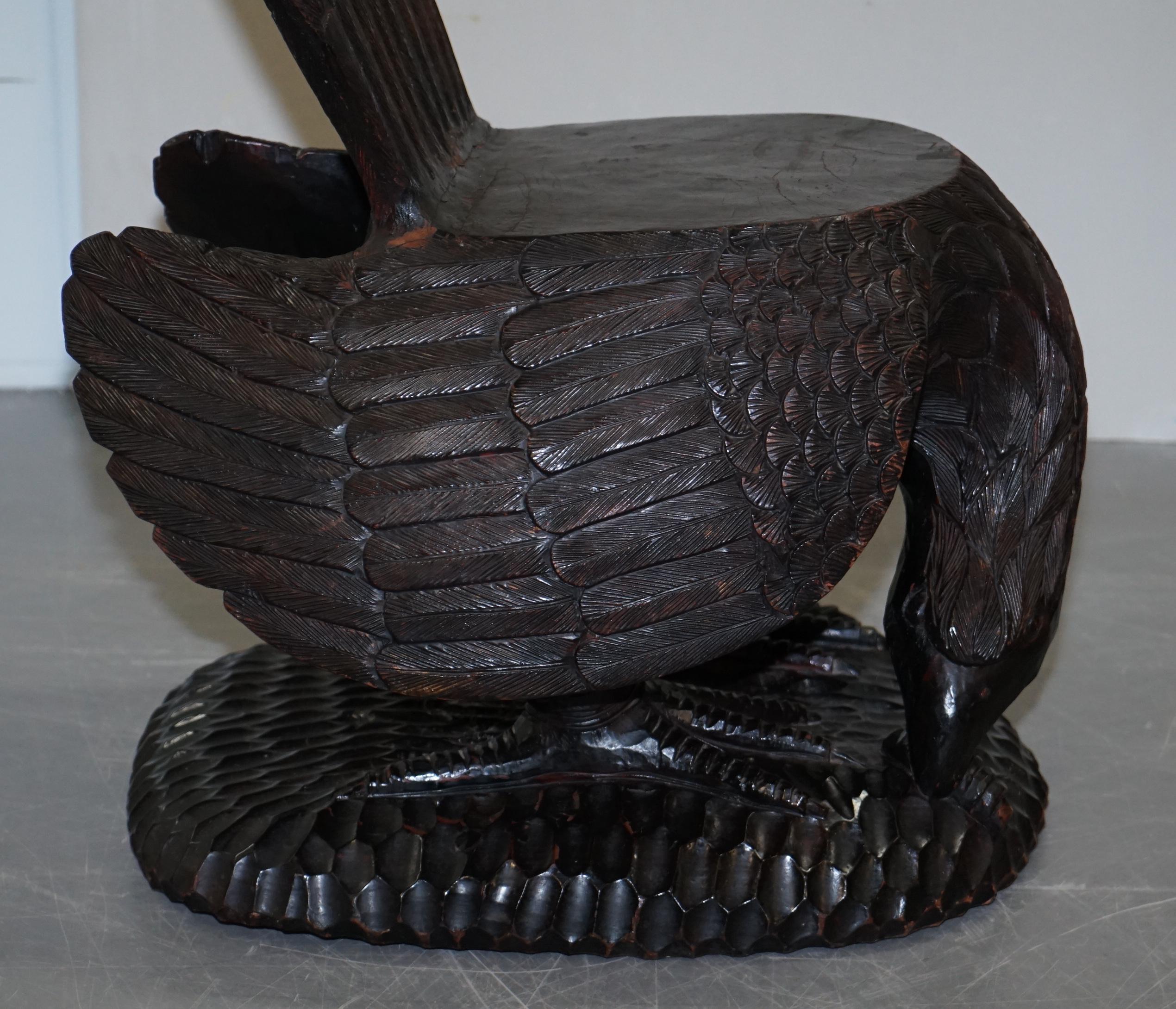 Paire de fauteuils américains ornés en bois massif sculpté à la main représentant un aigle, datant d'environ 1900 en vente 4