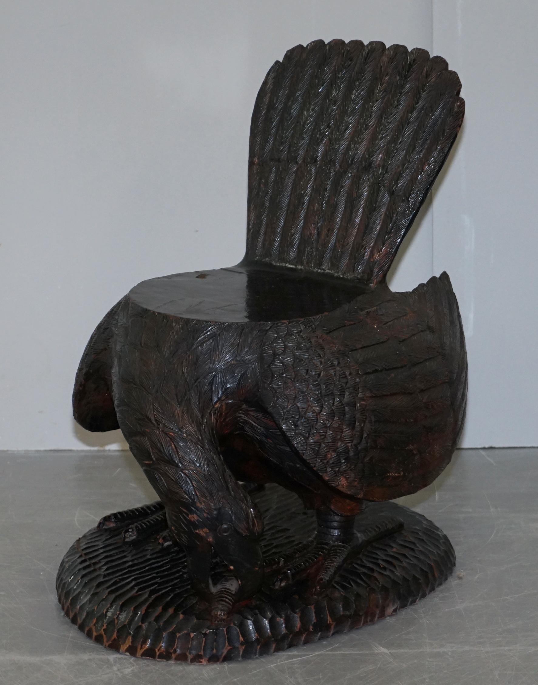 Paire de fauteuils américains ornés en bois massif sculpté à la main représentant un aigle, datant d'environ 1900 en vente 7