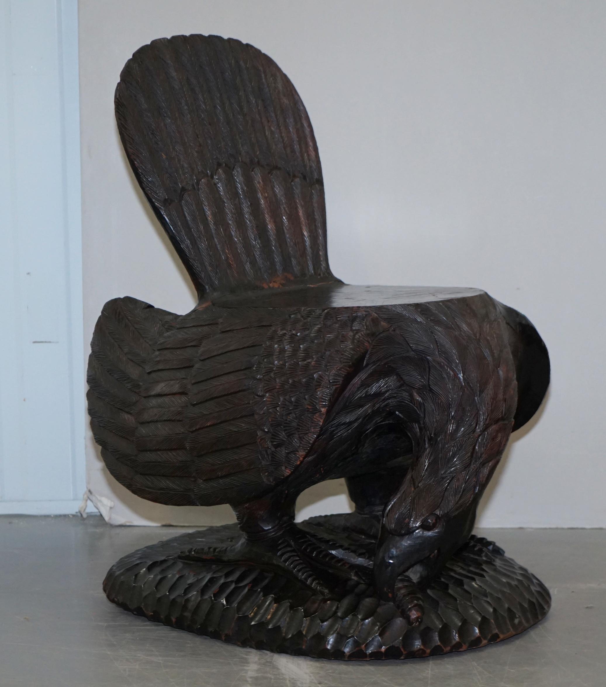 Nous sommes ravis d'offrir à la vente cette belle paire de fauteuils à aigle américain extrêmement ornés et sculptés à la main.

Que puis-je dire, ce sont les chaises les plus décoratives que j'aie jamais vues. Ils sont une merveilleuse pièce de