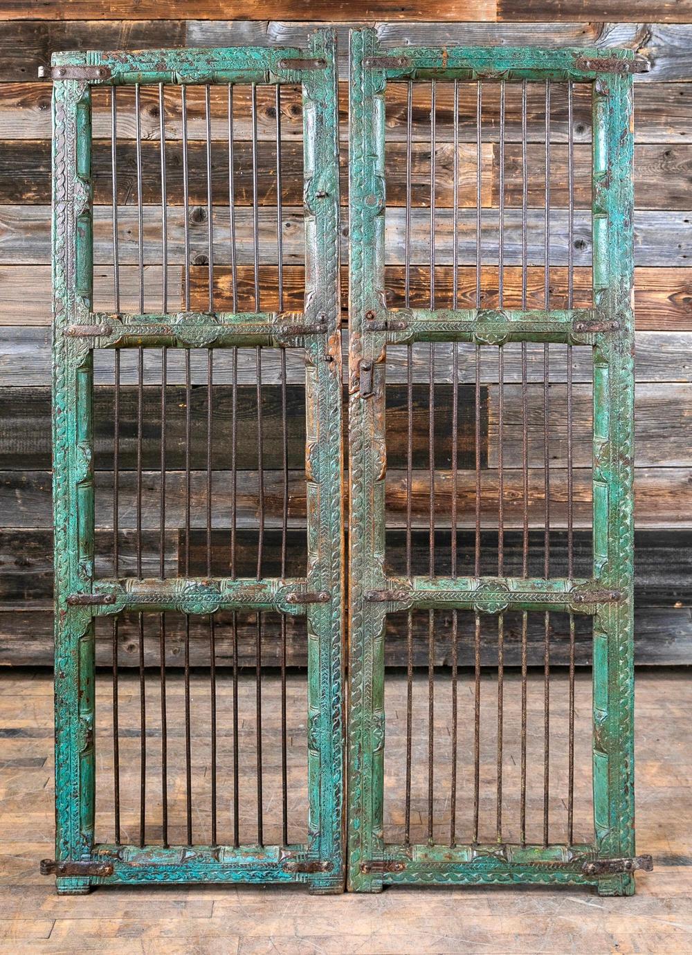 
Questa squisita coppia di porte jali indiane del XIX secolo è un notevole esempio di intricata maestria ed eleganza senza tempo. Ogni porta è meticolosamente intagliata in legno massiccio e presenta un elaborato reticolo jali che mette in mostra i