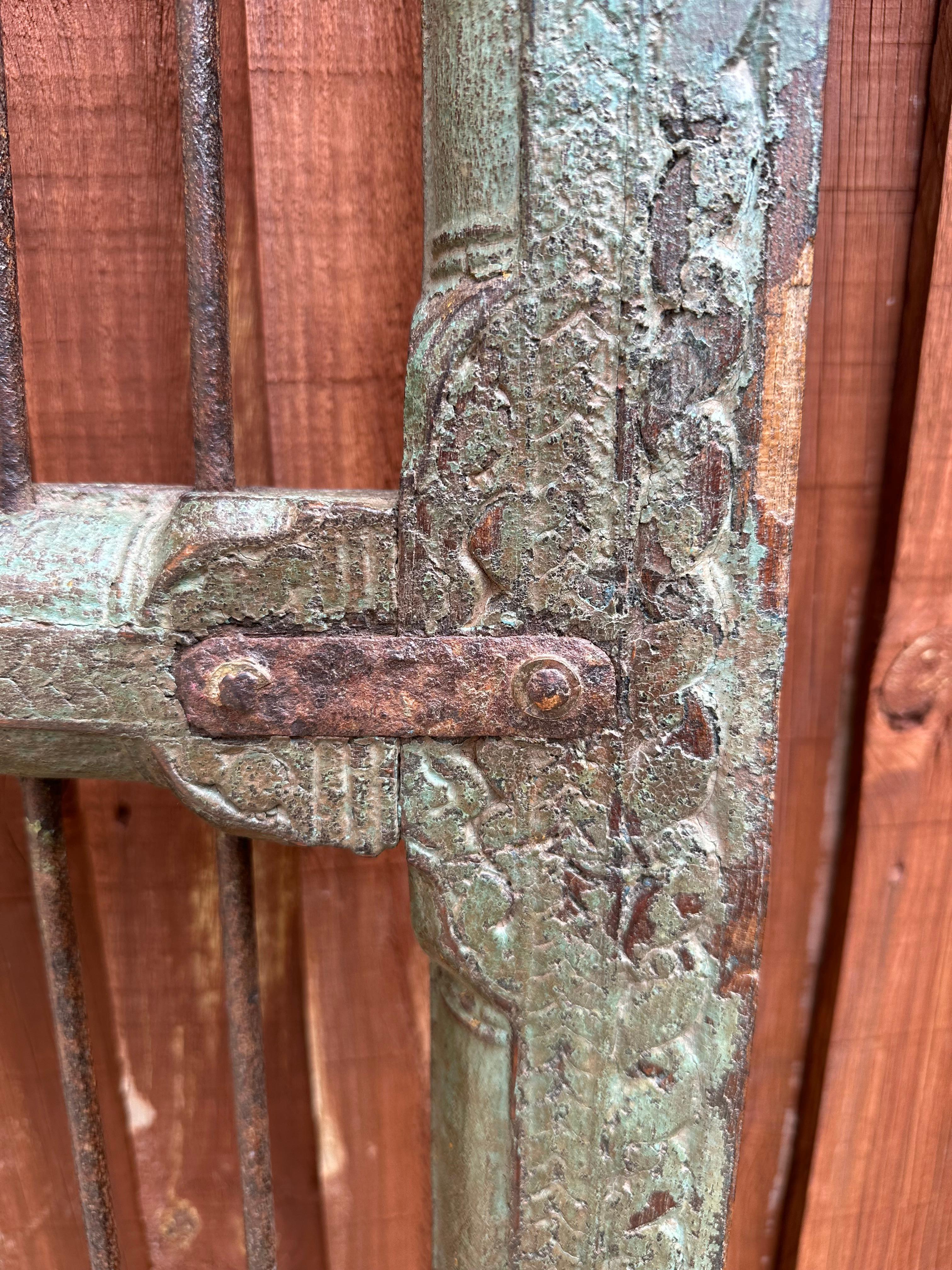 Metallo Coppia di porte indiane Jali ornate, XIX secolo in vendita