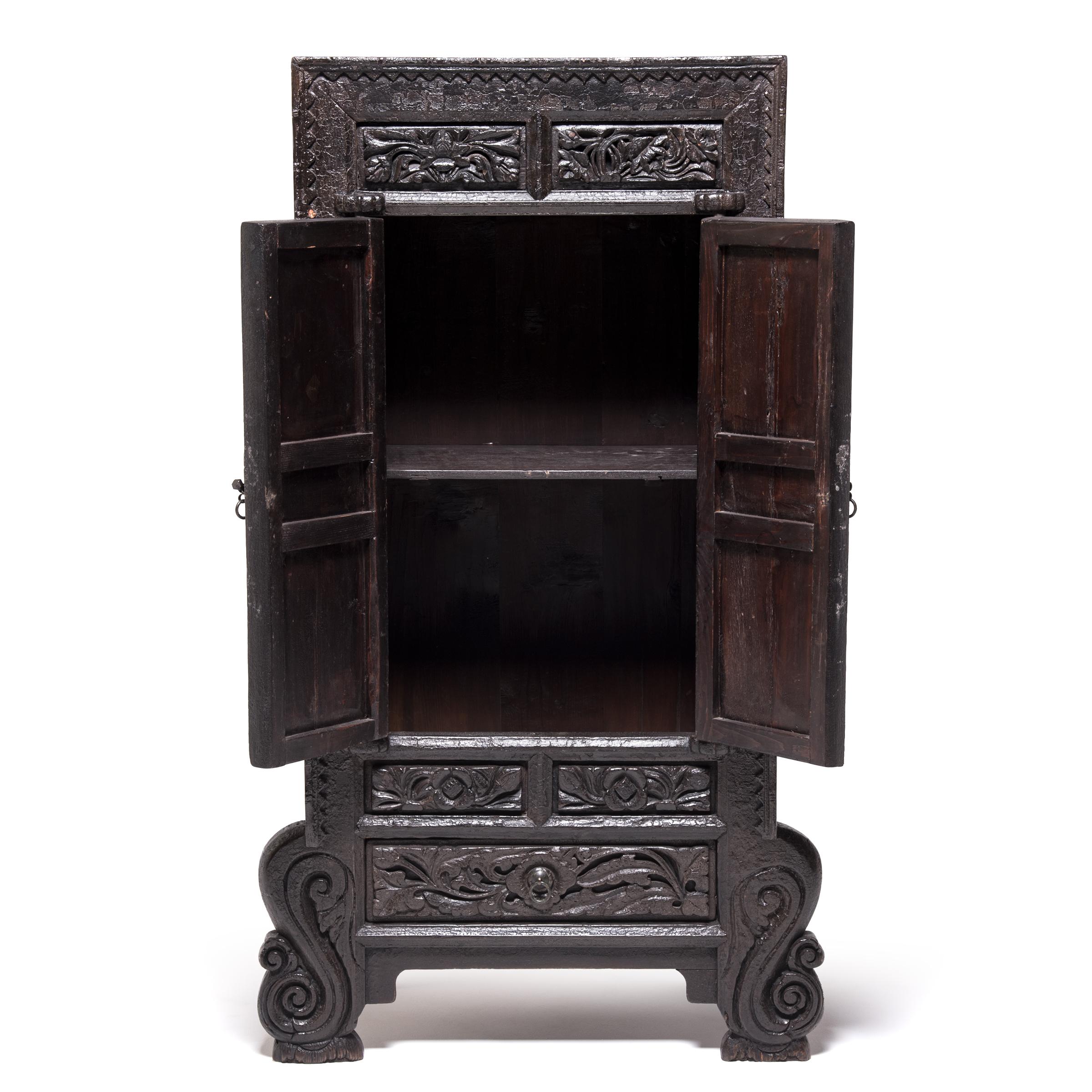 Qing Pair of Ornate Lacquered Cabinets with Cabriole Legs, c. 1850 For Sale