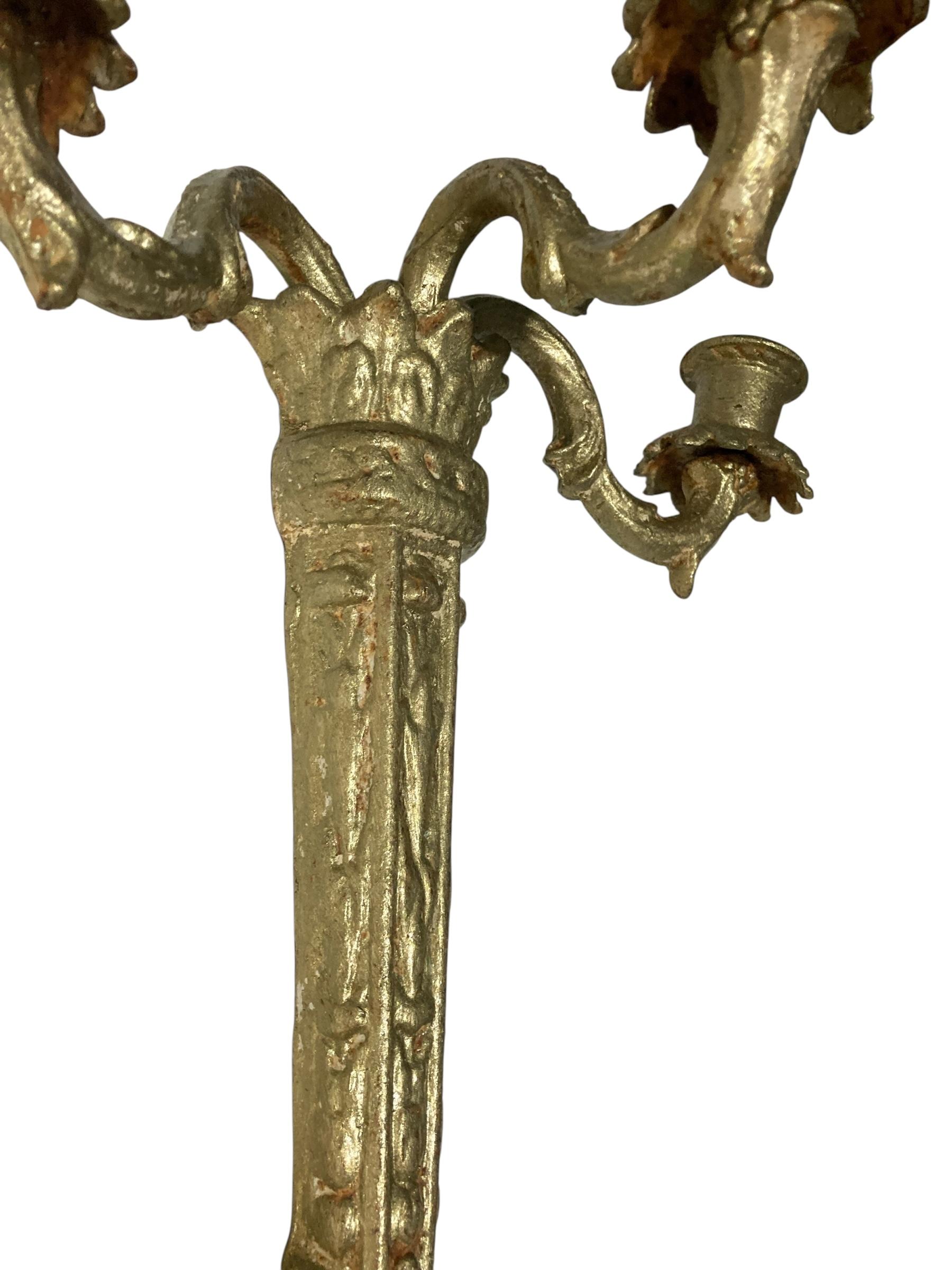 Paar verschnörkelte aufgearbeitete Gusseisen Wandleuchter Kandelaber Gold Finish (Viktorianisch) im Angebot