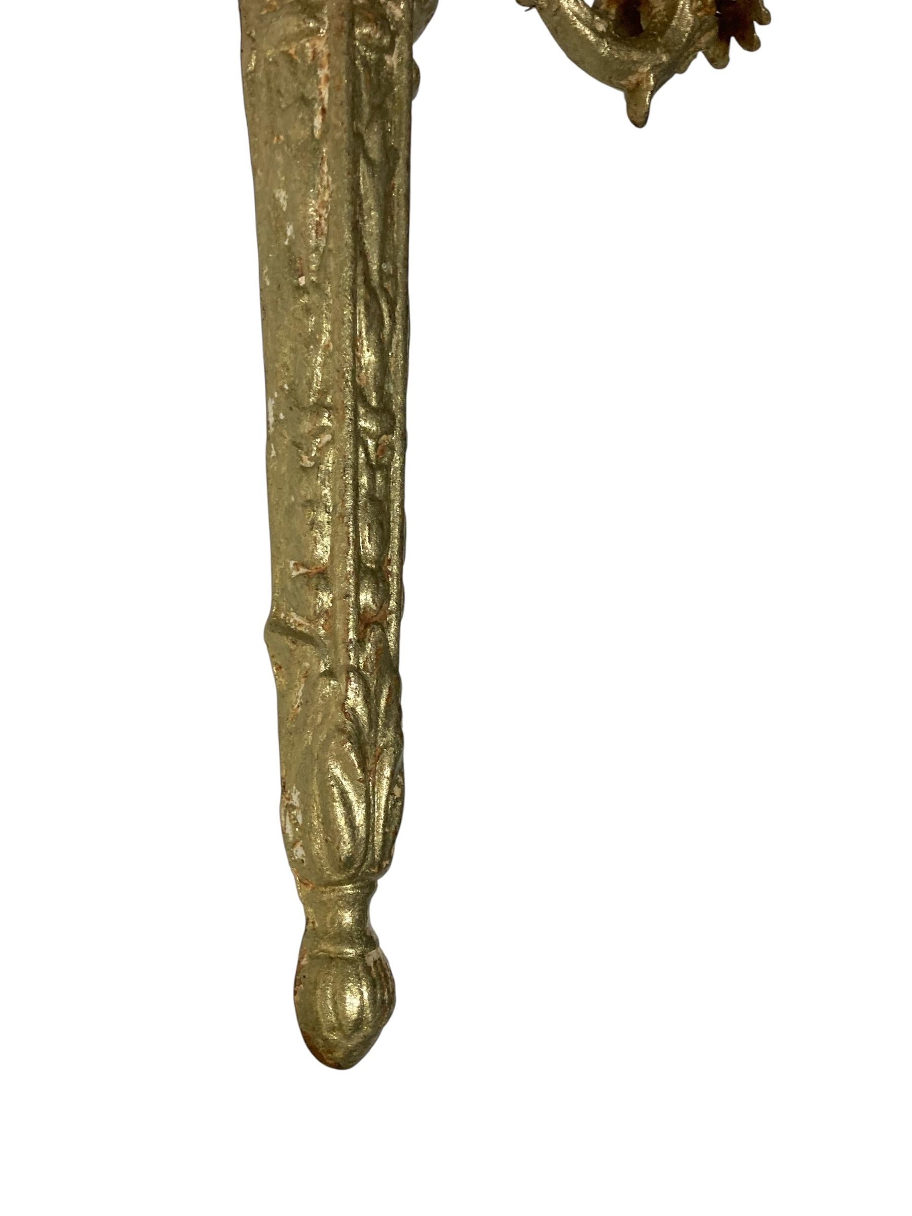 Paar verschnörkelte aufgearbeitete Gusseisen Wandleuchter Kandelaber Gold Finish (Britisch) im Angebot