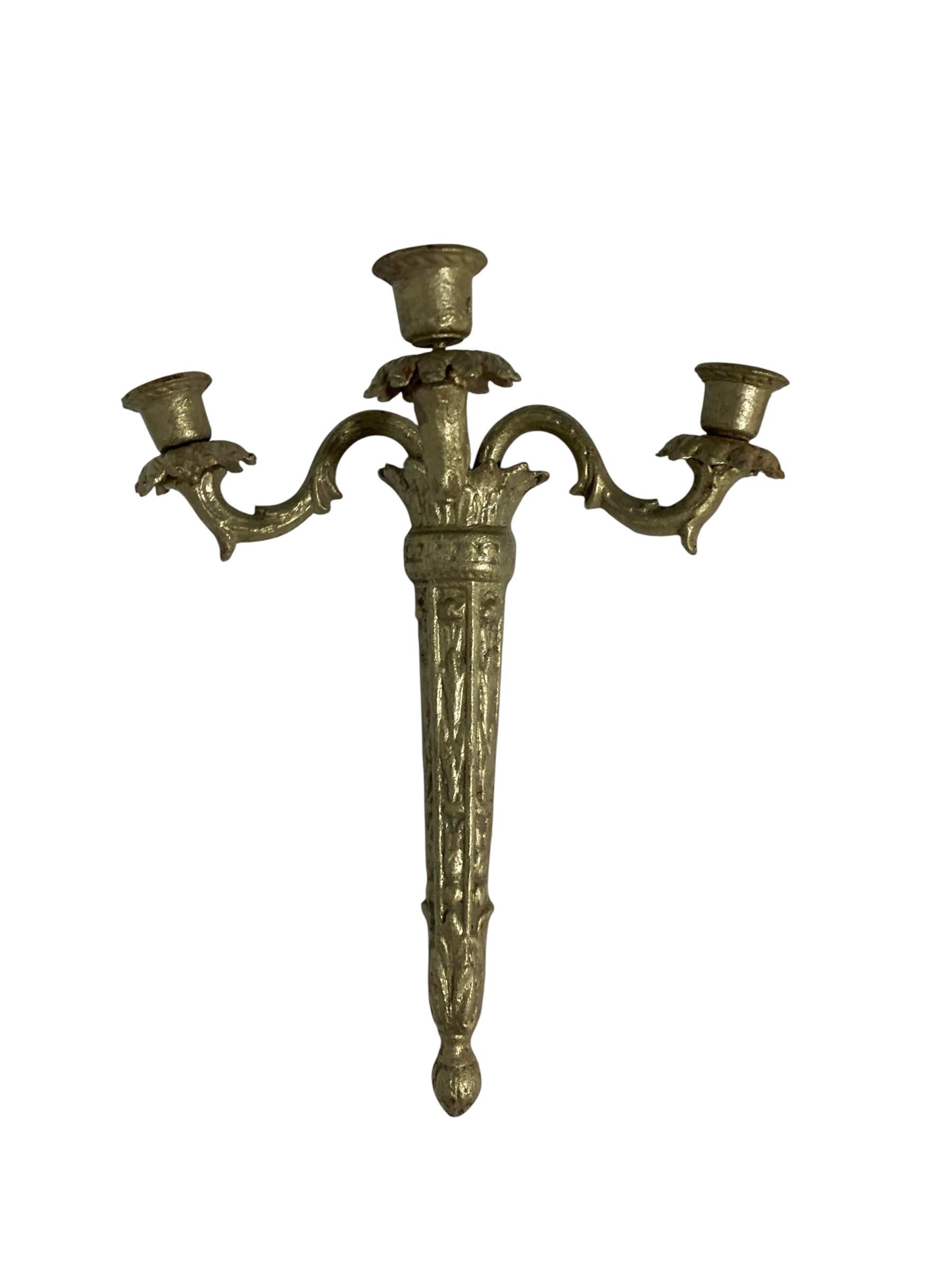 Paar verschnörkelte aufgearbeitete Gusseisen Wandleuchter Kandelaber Gold Finish im Zustand „Gut“ im Angebot in Bishop's Stortford, GB