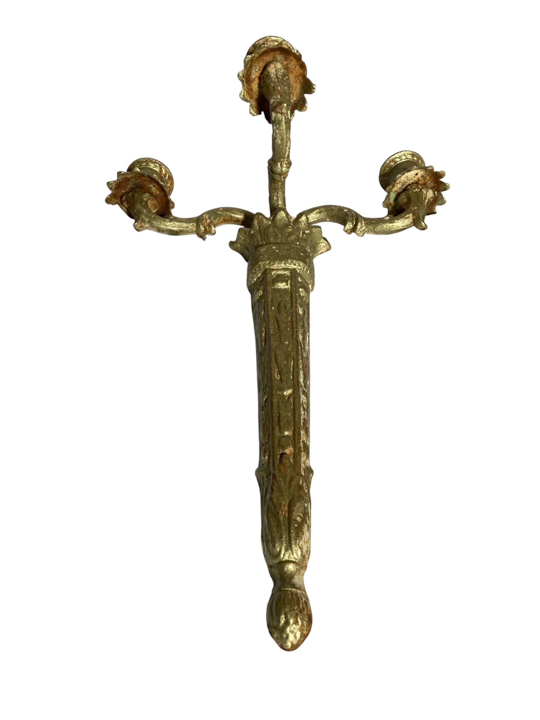 Paar verschnörkelte aufgearbeitete Gusseisen Wandleuchter Kandelaber Gold Finish (20. Jahrhundert) im Angebot