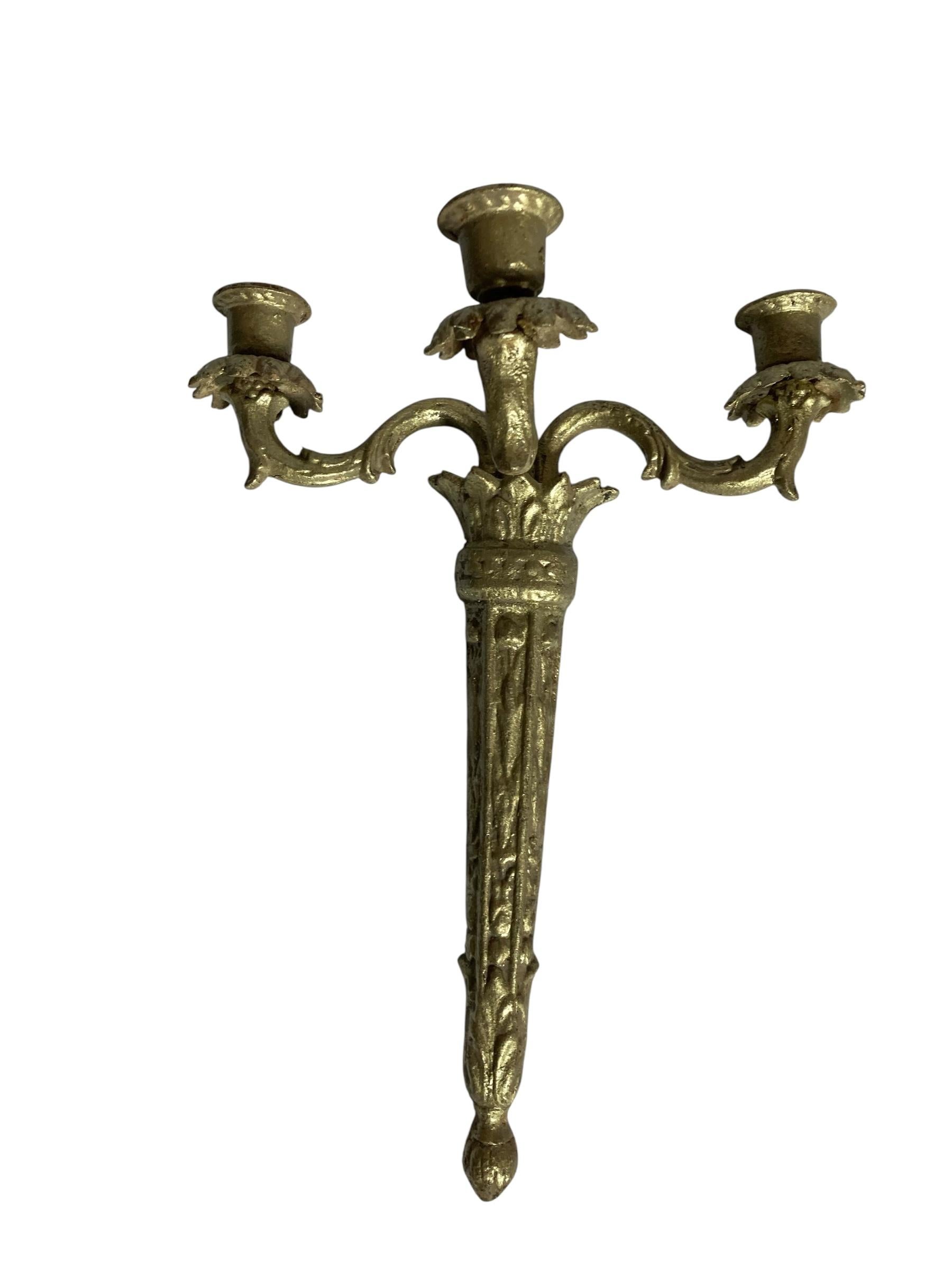 Paar verschnörkelte aufgearbeitete Gusseisen Wandleuchter Kandelaber Gold Finish (Eisen) im Angebot