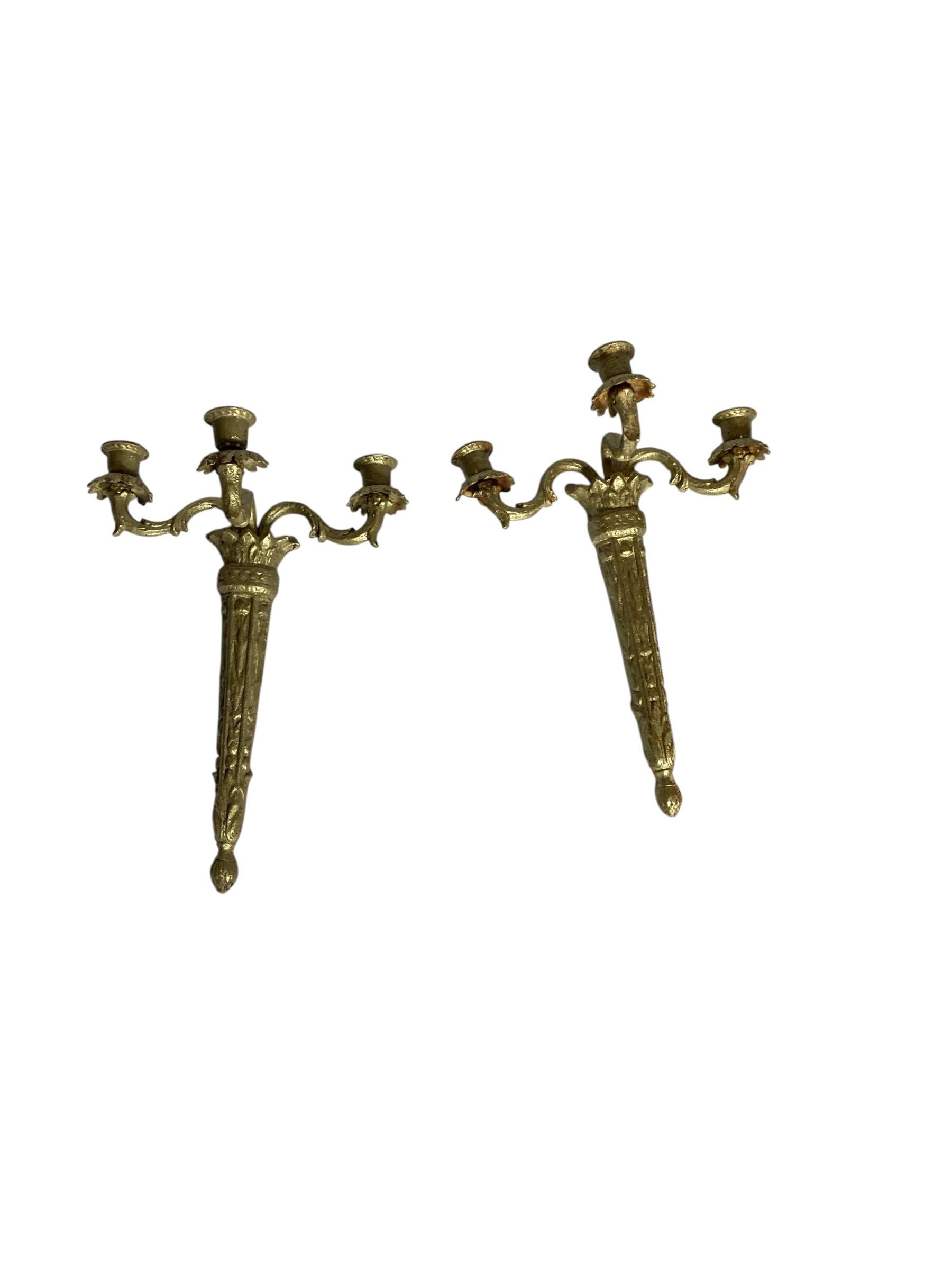 Paar verschnörkelte aufgearbeitete Gusseisen Wandleuchter Kandelaber Gold Finish im Angebot 1