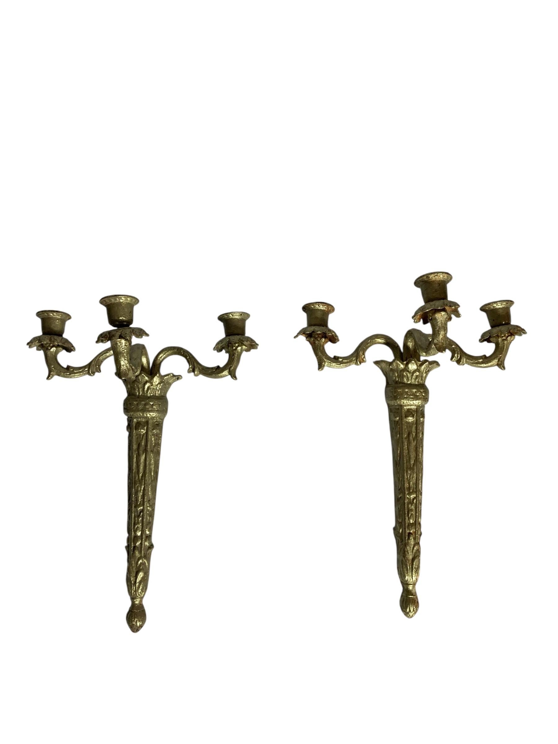 Paar verschnörkelte aufgearbeitete Gusseisen Wandleuchter Kandelaber Gold Finish im Angebot 2